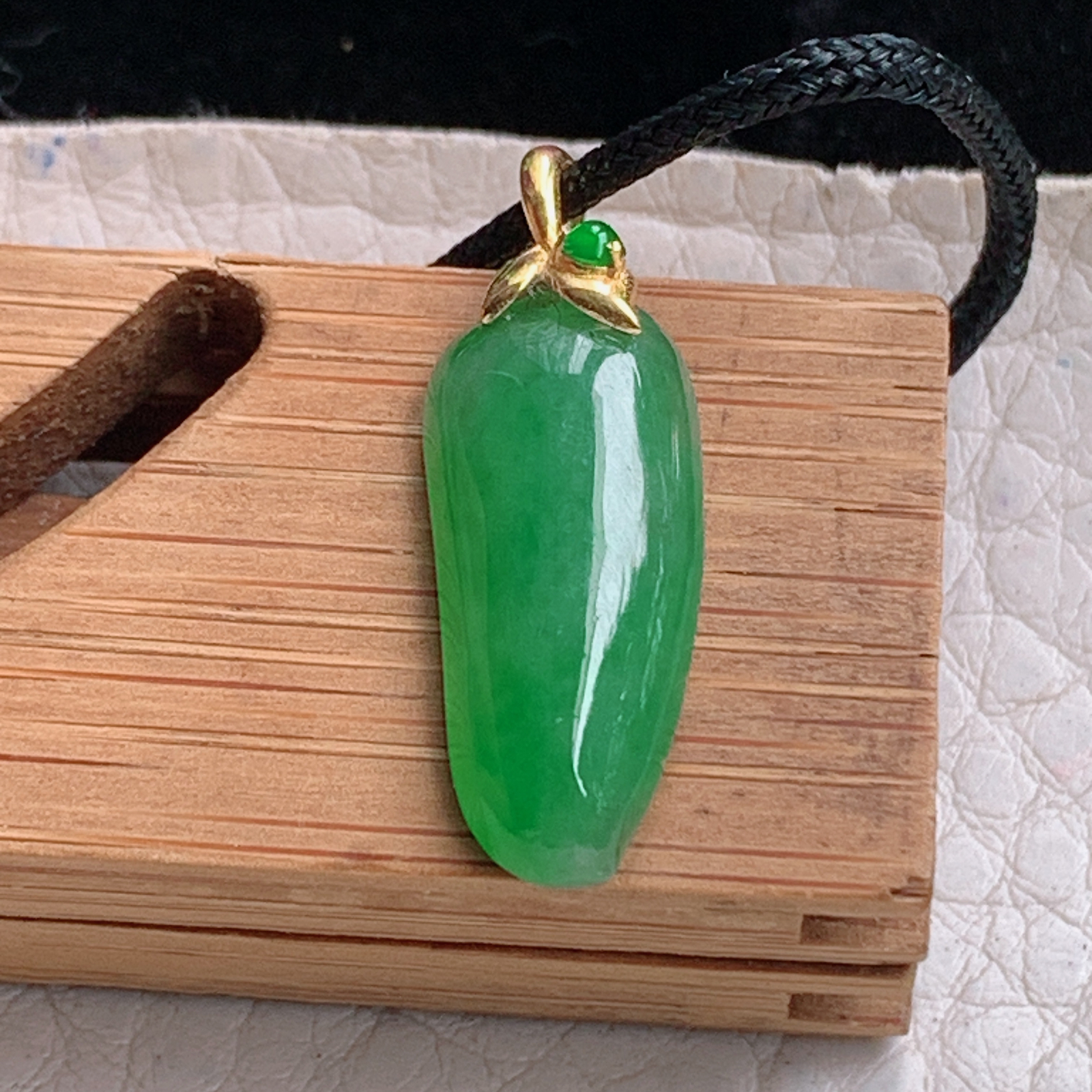 zz3实拍连金25*8.8*4.5缅甸翡翠满绿精美小福瓜小吊坠 镶金锁骨坠