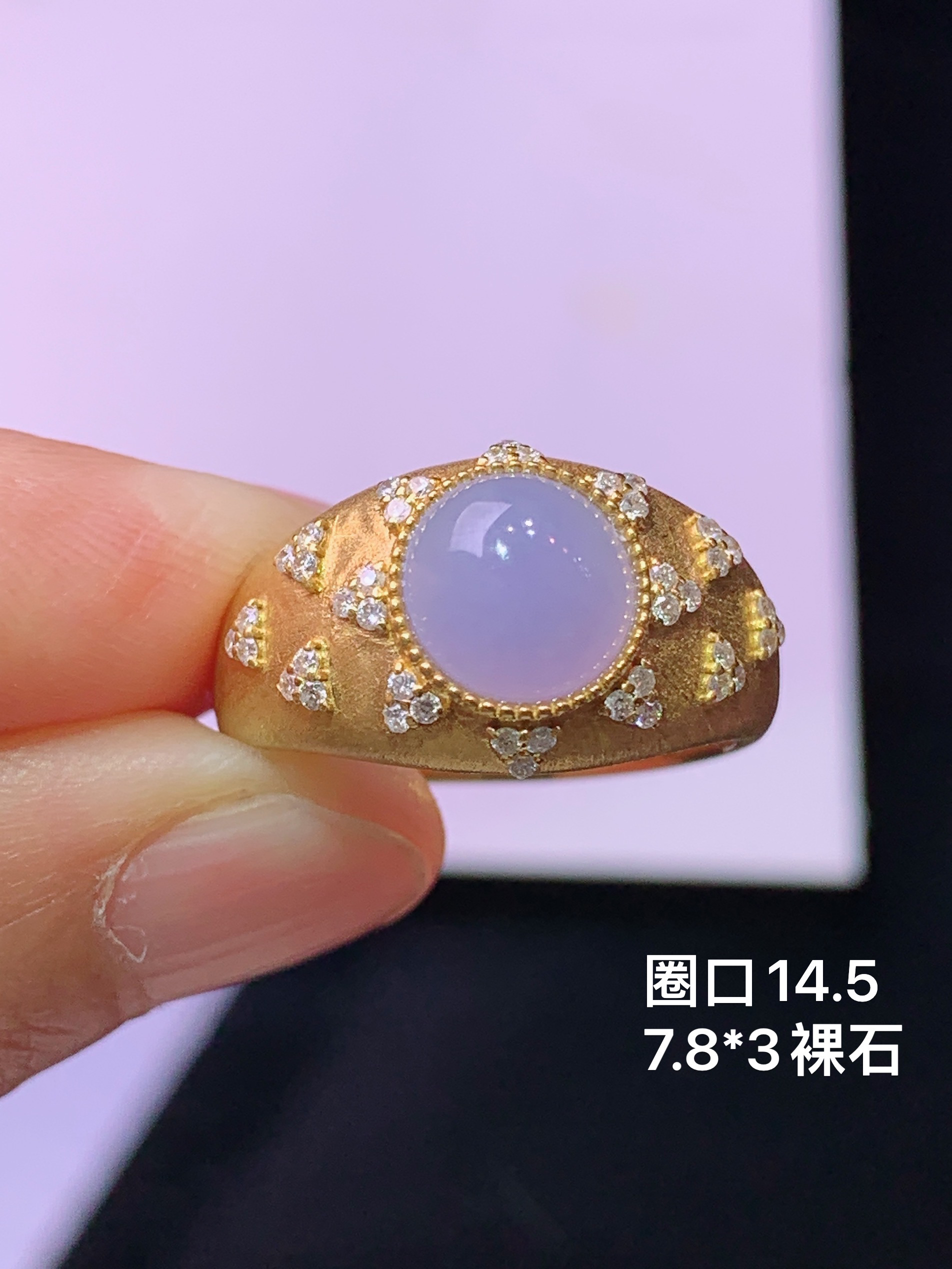 18k金钻镶嵌紫罗兰蛋面戒指 玉质细腻 色泽艳丽清新 水润亮眼 圈口14.5 裸石尺寸7.8*3