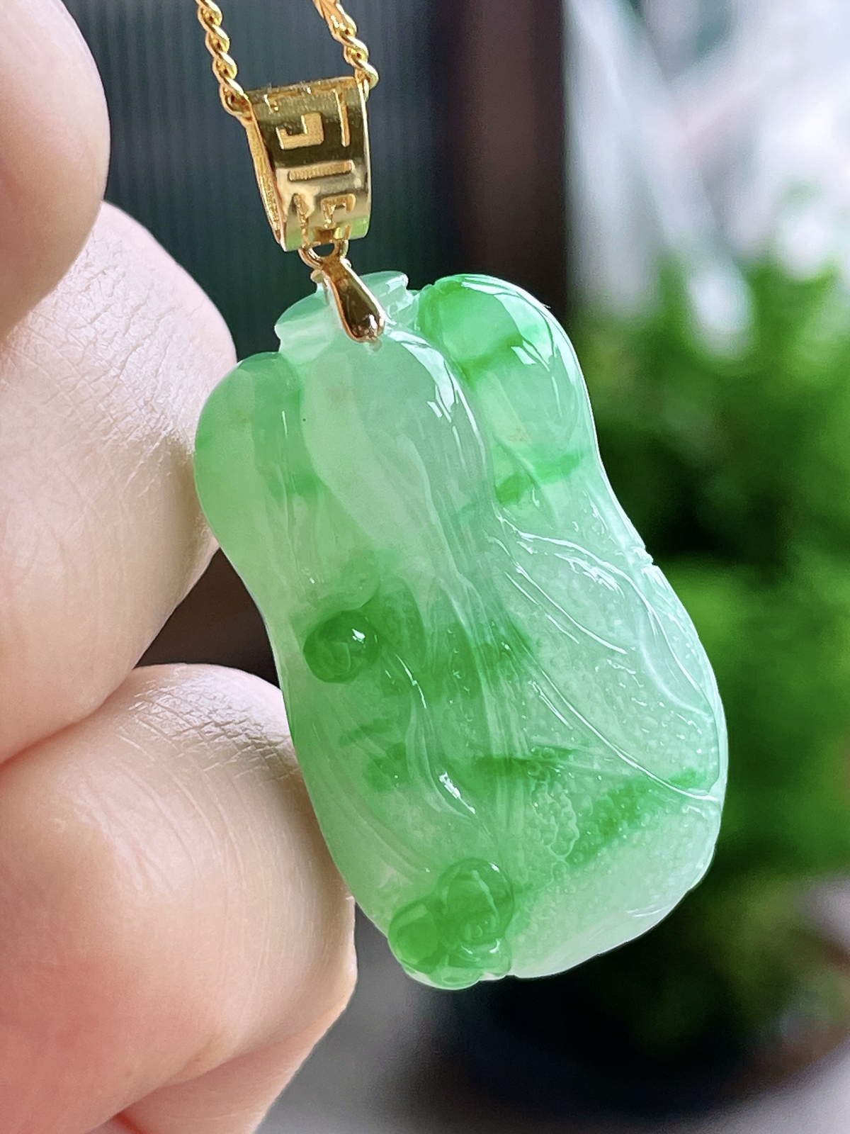 【镶嵌】冰飘绿花白菜百财吊坠  
【说明】缅料 18k金镶嵌 性价比高  飘花
【整体】38.8
【裸石】30.3-18-11