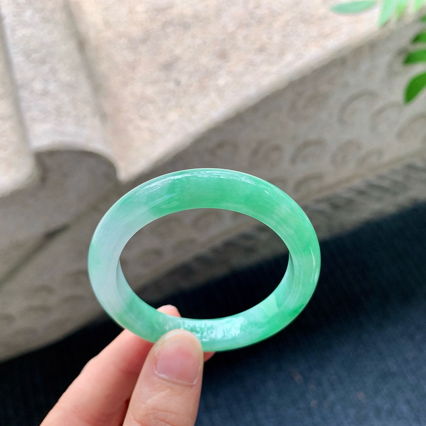 贵妃52 53
【圈口】53.1/45.2/9/7.5
【描述】阳绿，水润，种老，细腻，无纹裂！