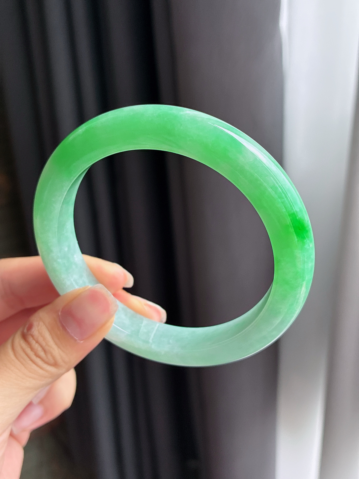 大圈口飘阳绿手镯 正圈 64.2-12-9.8 翠色欲滴 清新自然 秀气大方
