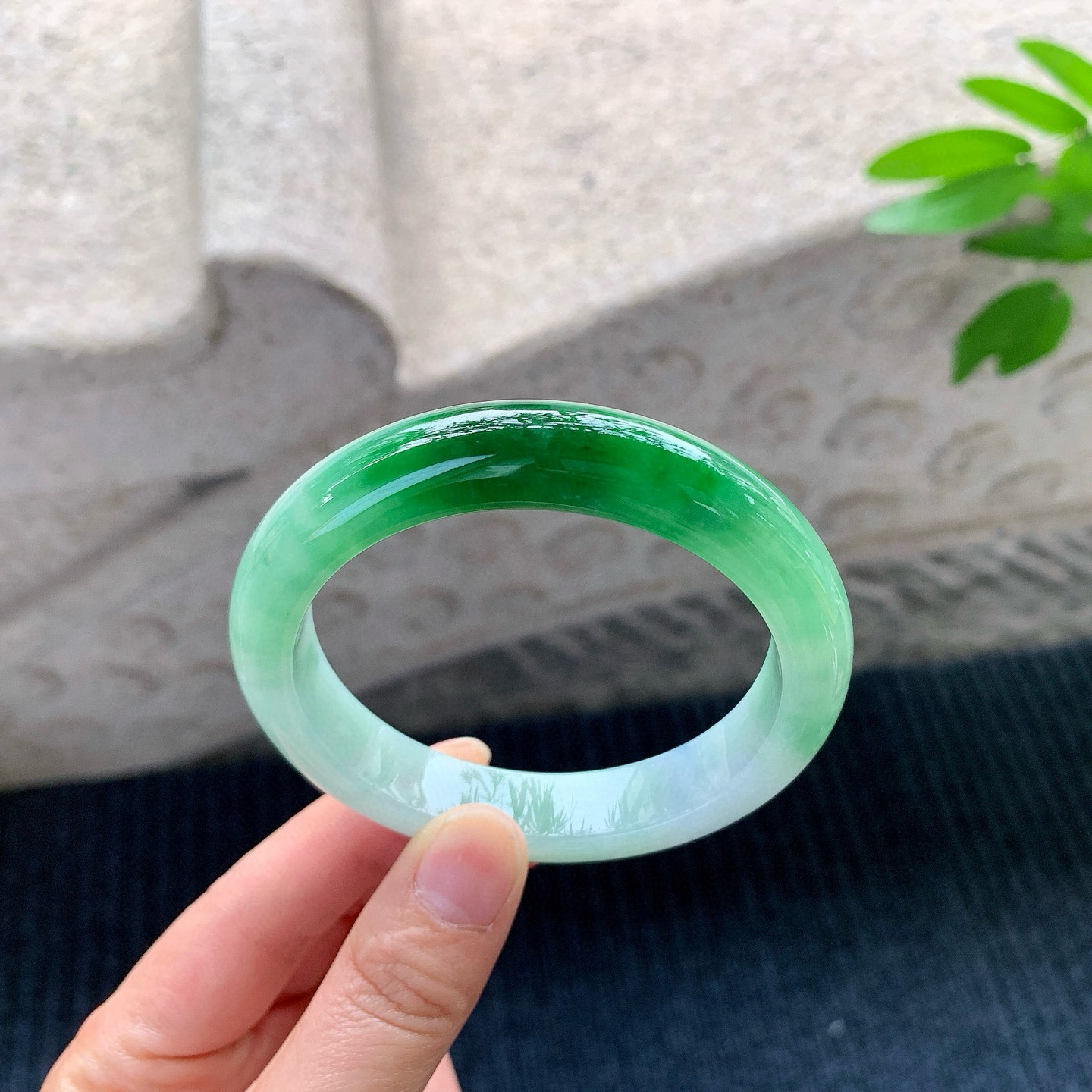 正圈58 59
【圈口】58.2/12/8.7
【描述】糯冰飘阳绿，水润，种老，细腻，无裂纹！