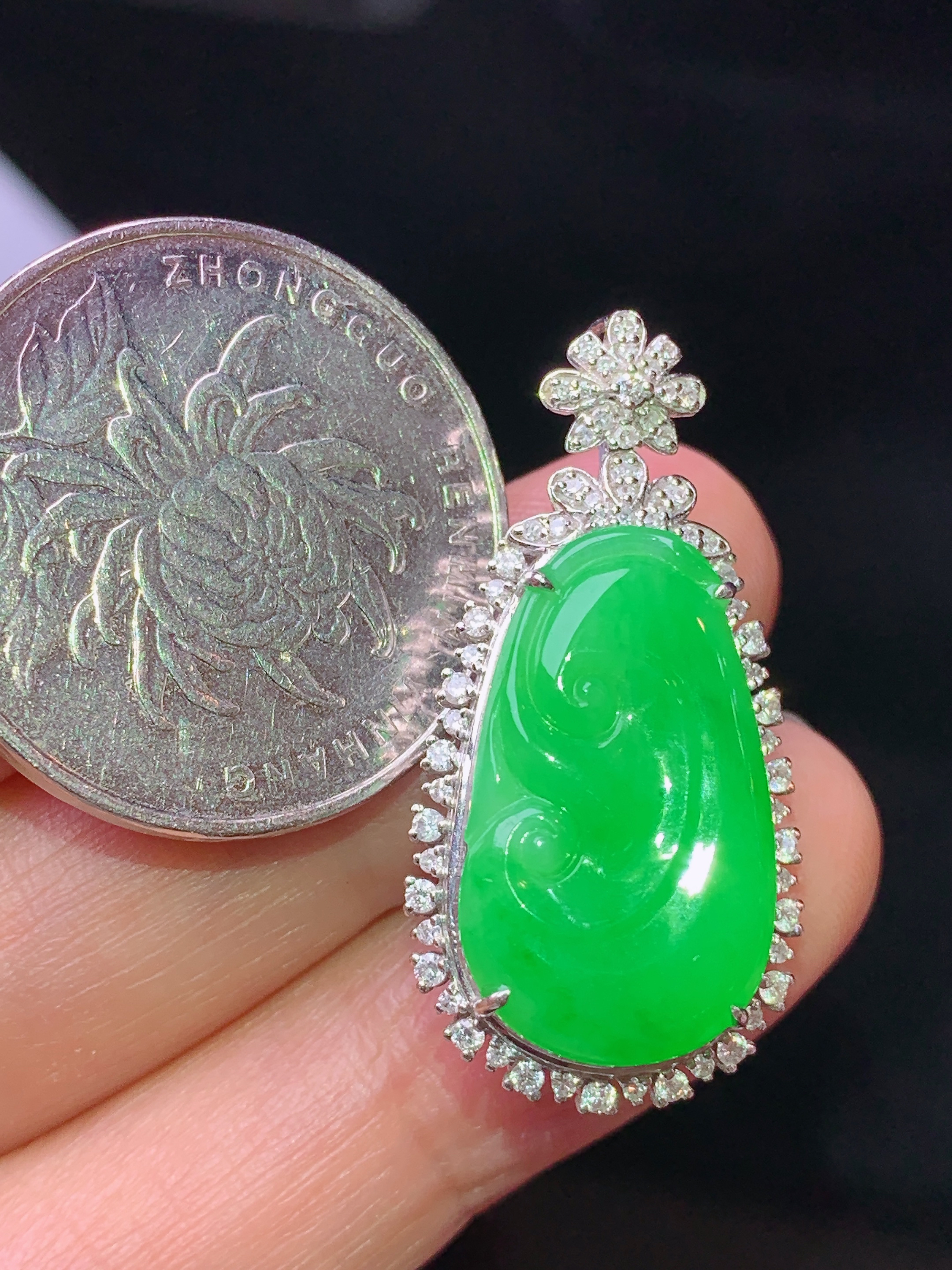 18k金钻镶嵌翠绿如意吊坠 玉质细腻 色泽艳丽清新 水润亮眼 整体尺寸31.8*15.8*9k1