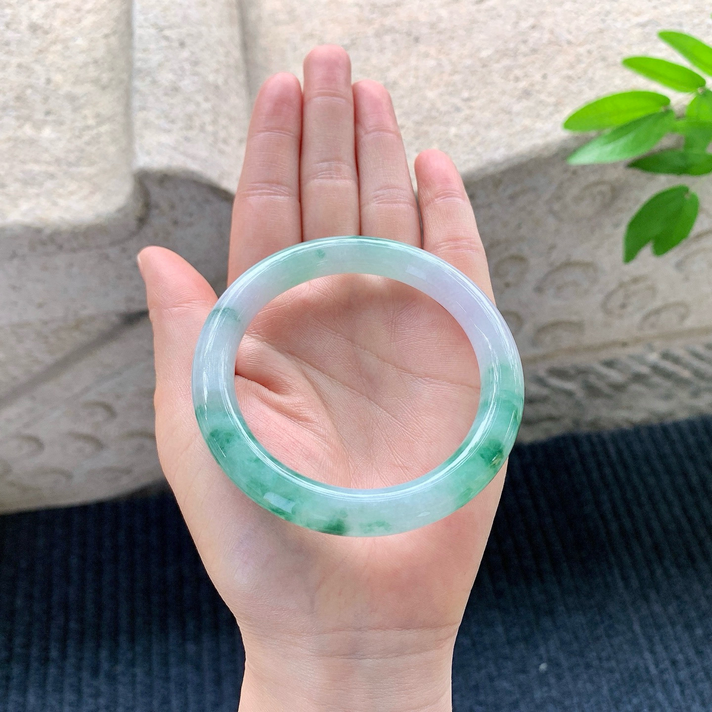 圆条55 56
【圈口】56.1/9/9.4
【描述】细糯飘绿花，水润，种老，细腻，无纹裂！