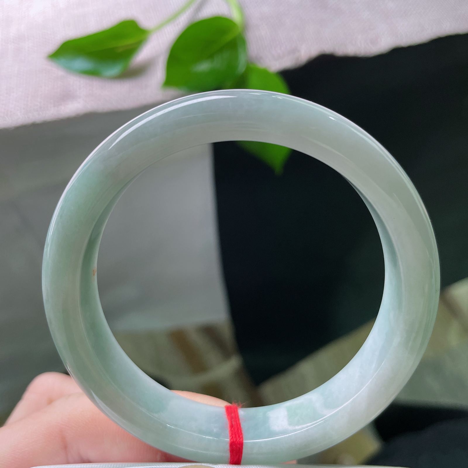 57.5/12.6/8.1，浅绿底正圈，腕间一泓翠，温润自生光。一点小细纹不影响..