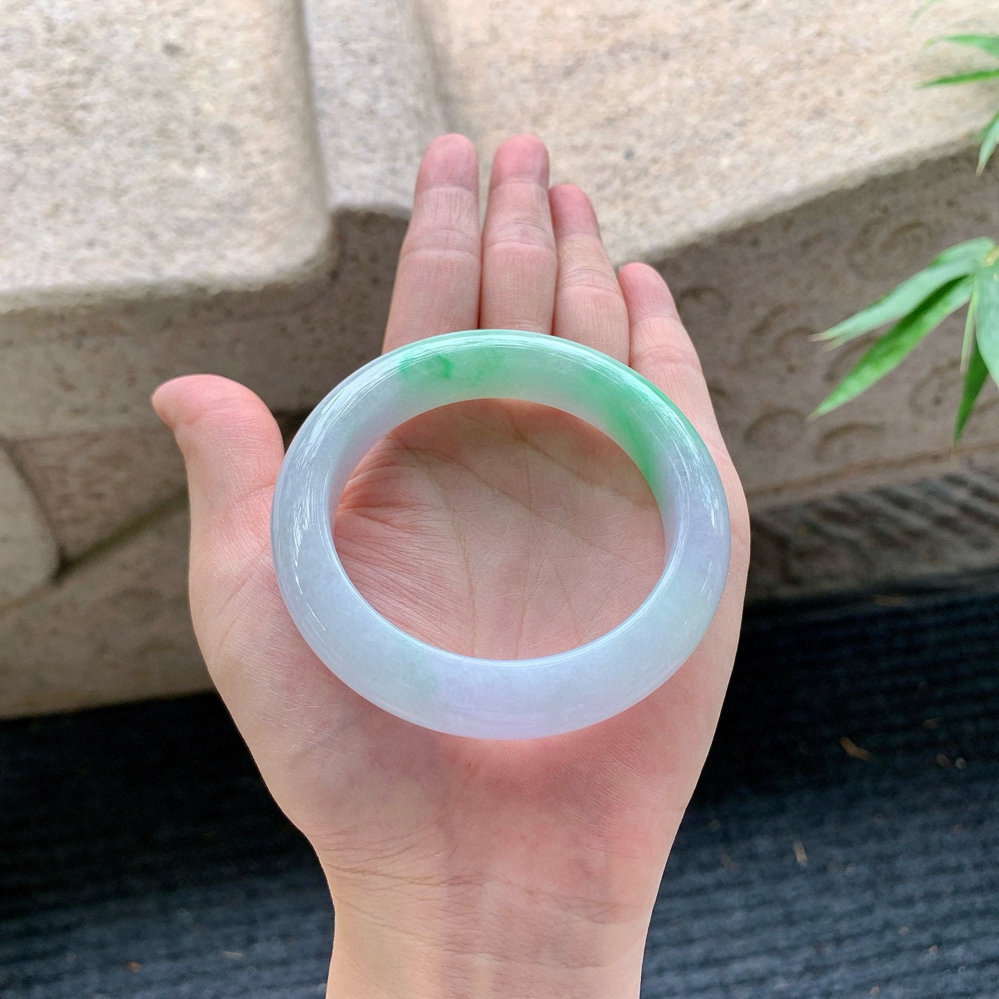 正圈51 52
【圈口】52.7/12.7/9.2
【描述】春彩，水润，种老，细腻，无纹裂！