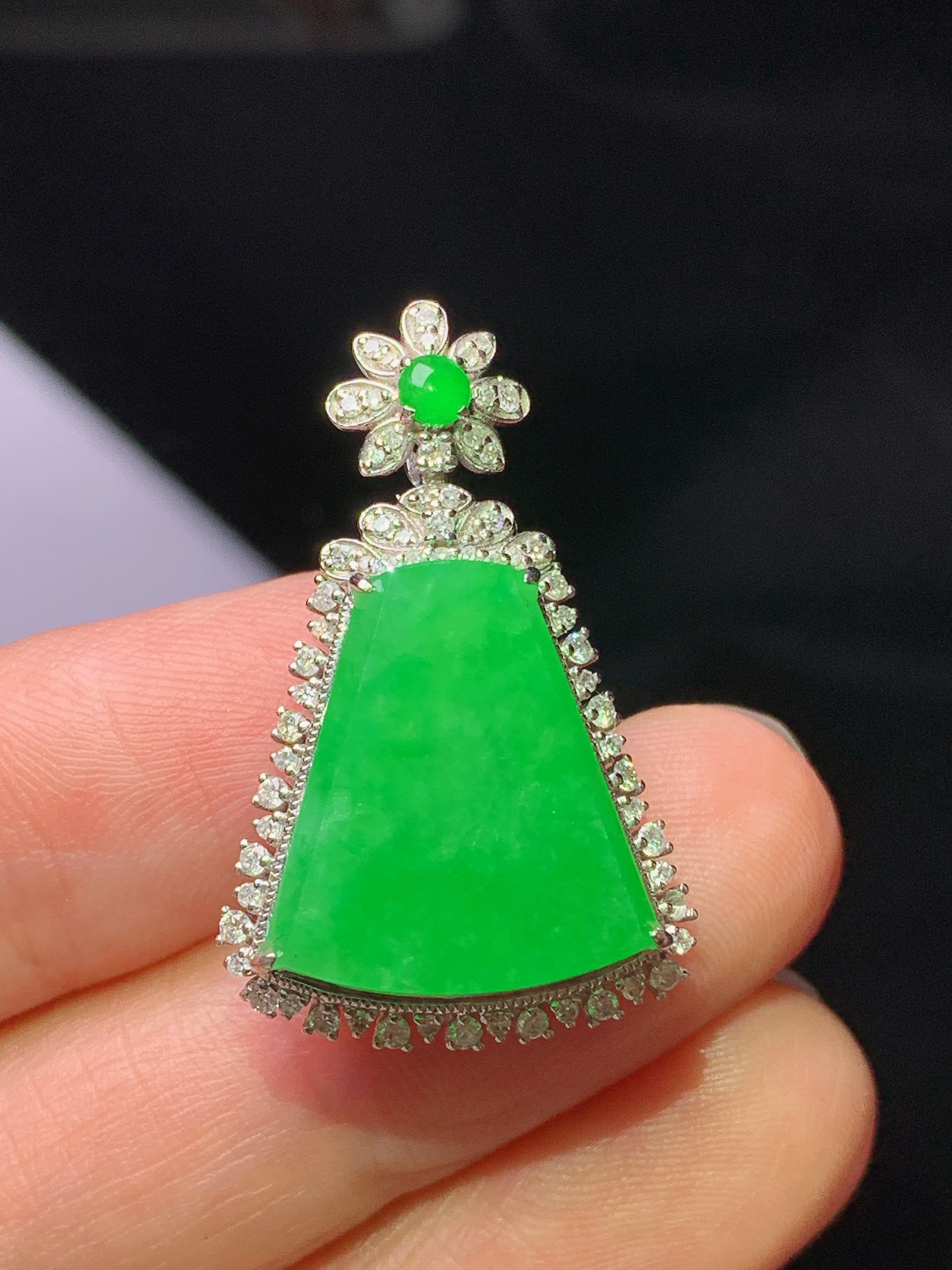 18k金钻镶嵌翠绿无事牌吊坠 玉质细腻 色泽艳丽清新 水润亮眼 整体尺寸29.6*18.6*9.5k1