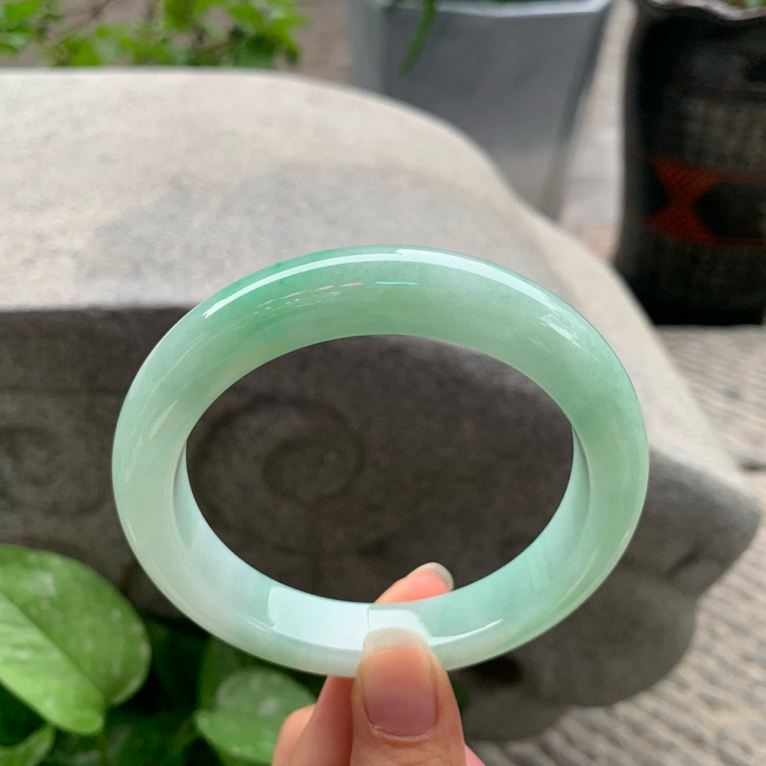 大圈口 63.5-12.4-10    冰果绿正圈手镯。 一丝棉