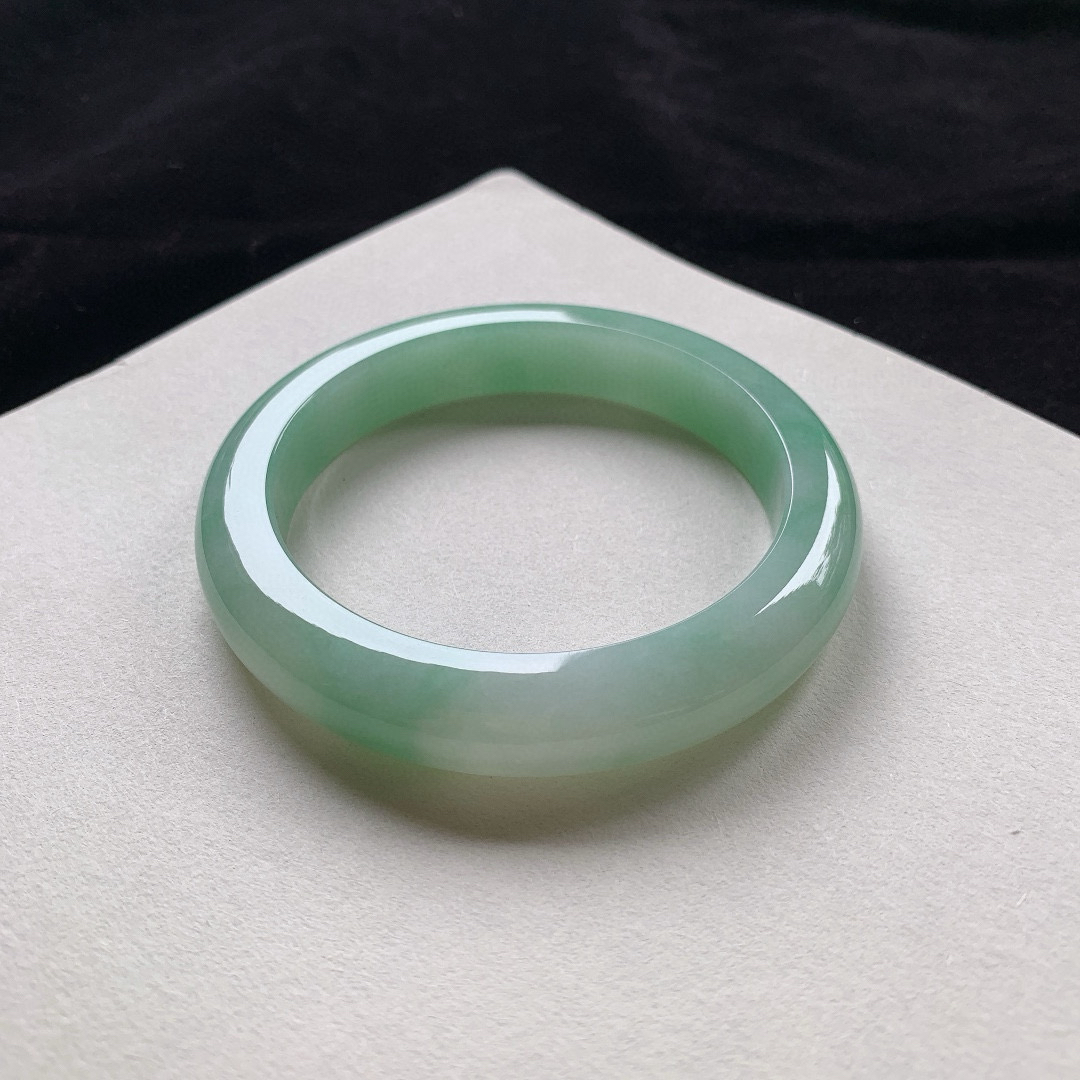 大圈口 63.5-12.4-10    冰果绿正圈手镯。 一丝棉