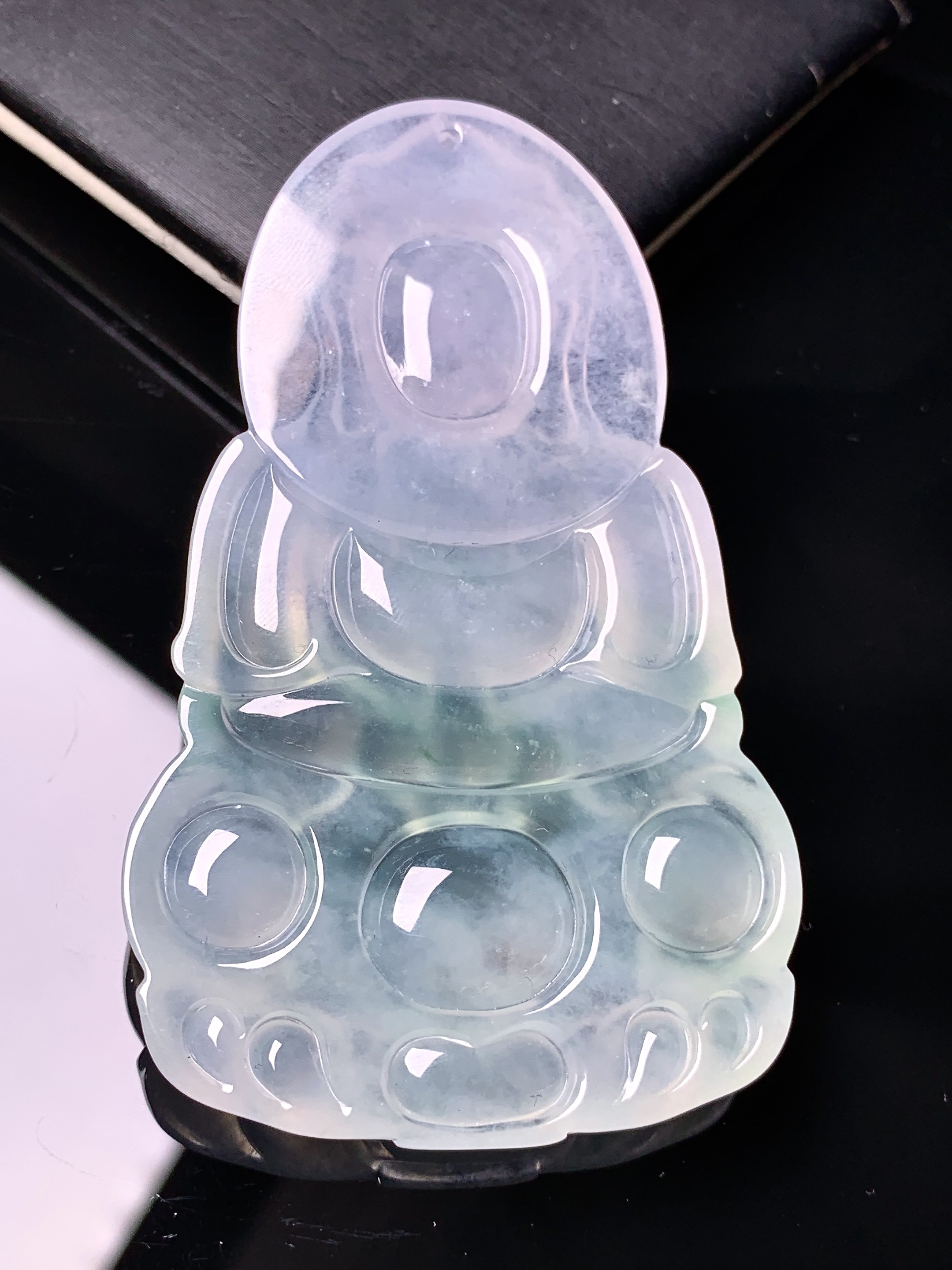 冰种飘绿观音菩萨吊坠 玉质细腻 色泽艳丽清新 水润亮眼 整体尺寸66*40.2*5.8y2