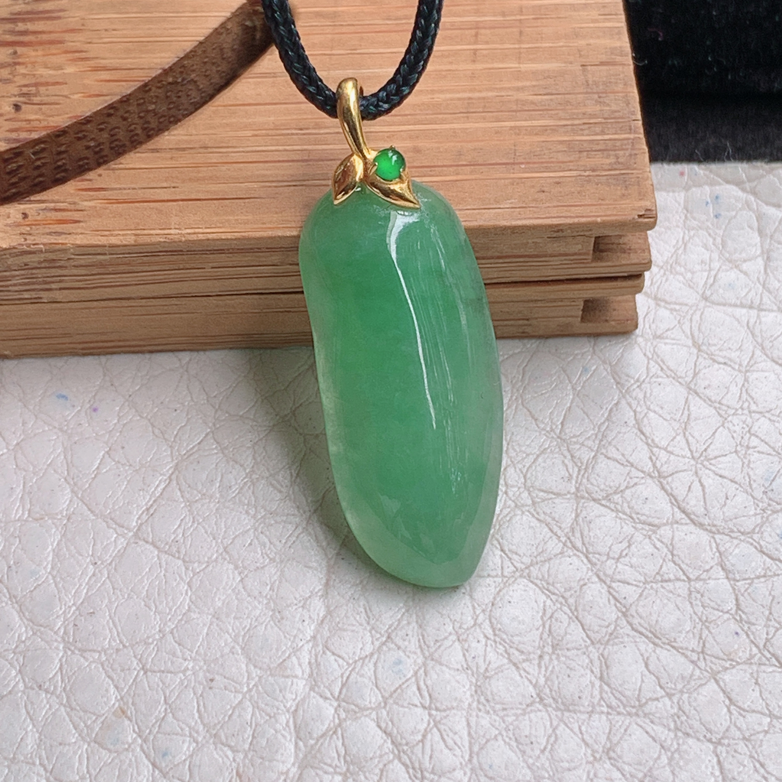 zz3实拍28*11.3*4.3缅甸翡翠满绿精美小福瓜小吊坠 镶金锁骨坠