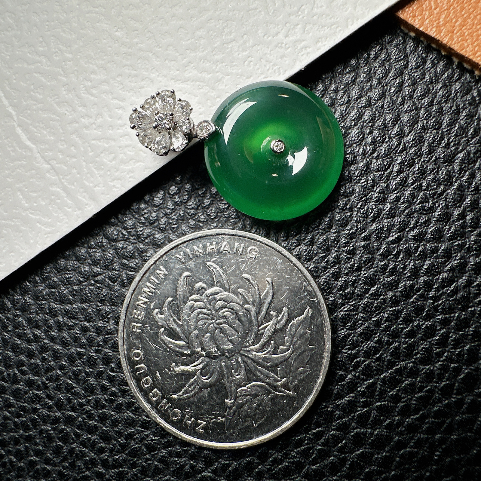 【冰种晴绿平安扣】质地细腻，品质很好，冰感十足，胶感明显，收藏品质，18k金钻镶嵌，裸石尺寸15.8*4.8毫米