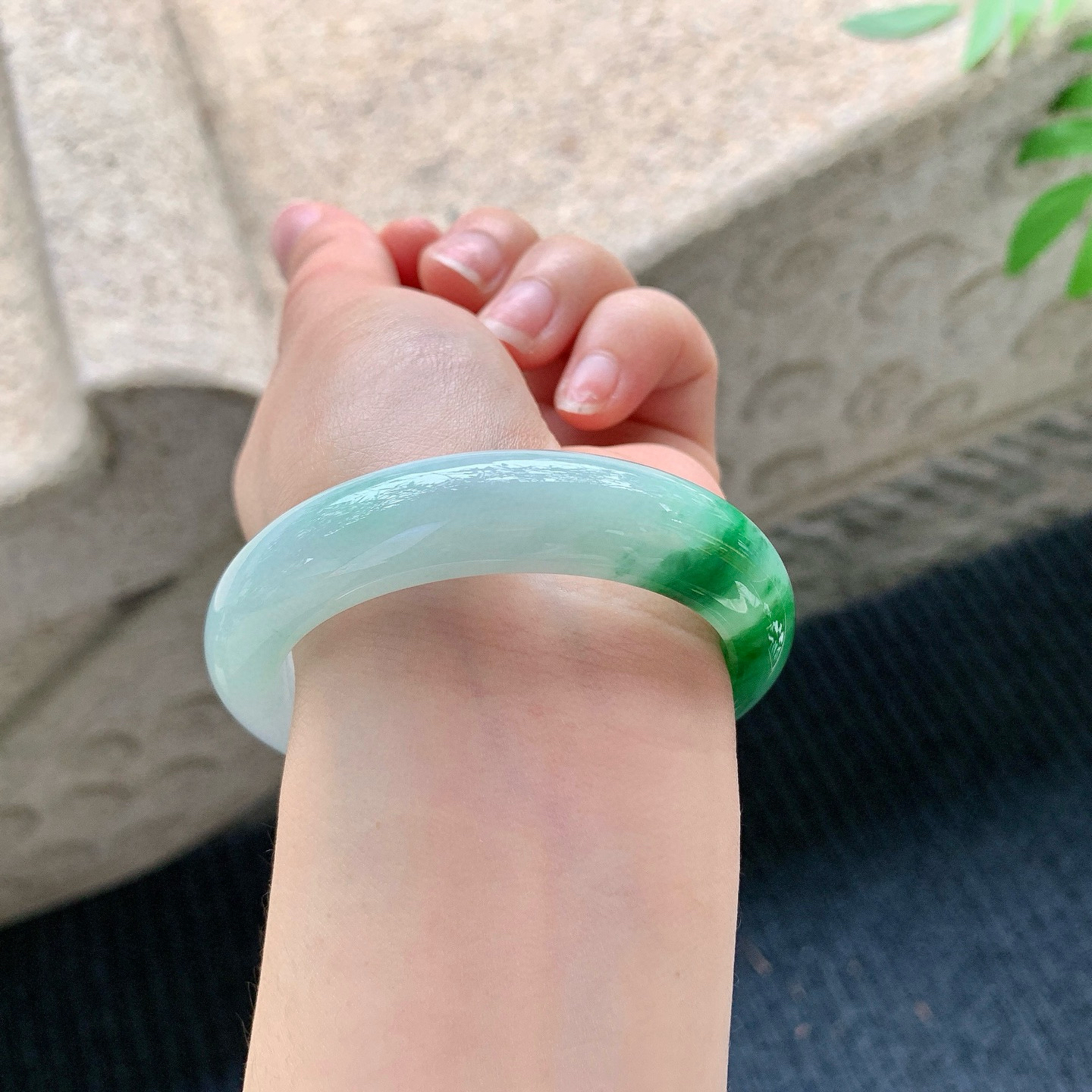 正圈51 52
【圈口】52.4/13.2/8.6
【描述】细糯飘辣绿，水润，种老，细腻，无纹裂！