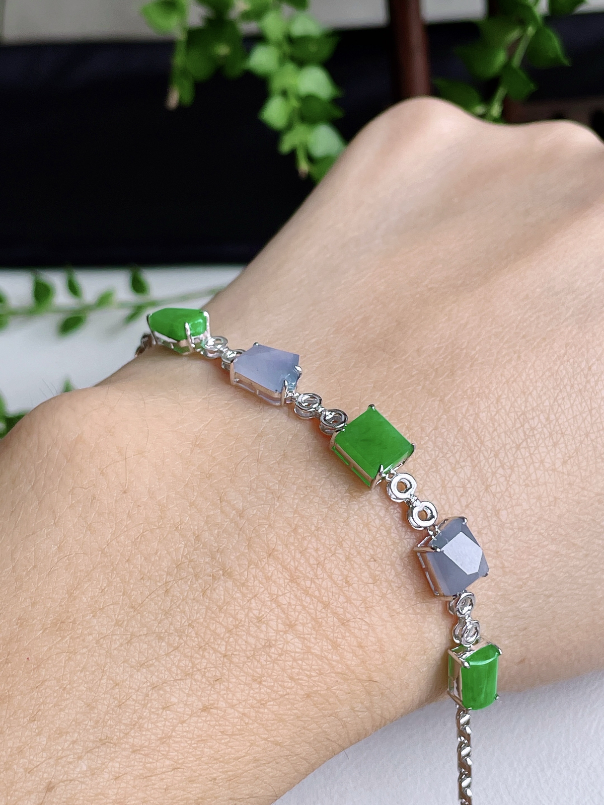 【镶嵌】冰双彩随形手链
【说明】缅料 18k金镶嵌 性价比高  
【整体】6.4-5.5-4
【裸石】6.3-5.4-1.6