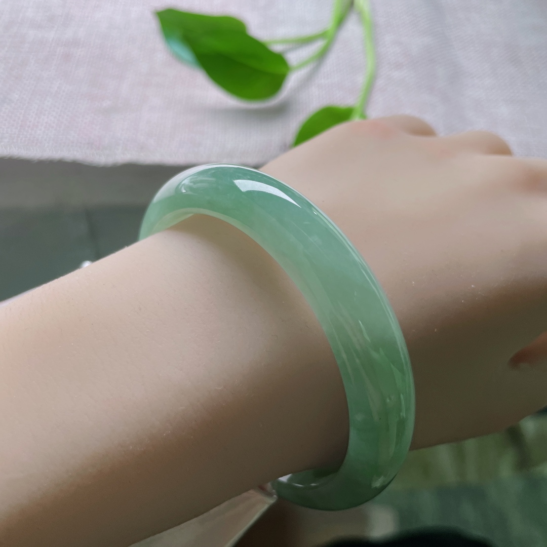 57/12.1/7.6，湖水绿正圈，水头好，种老，清幽雅静，熠熠生辉，ss50260a