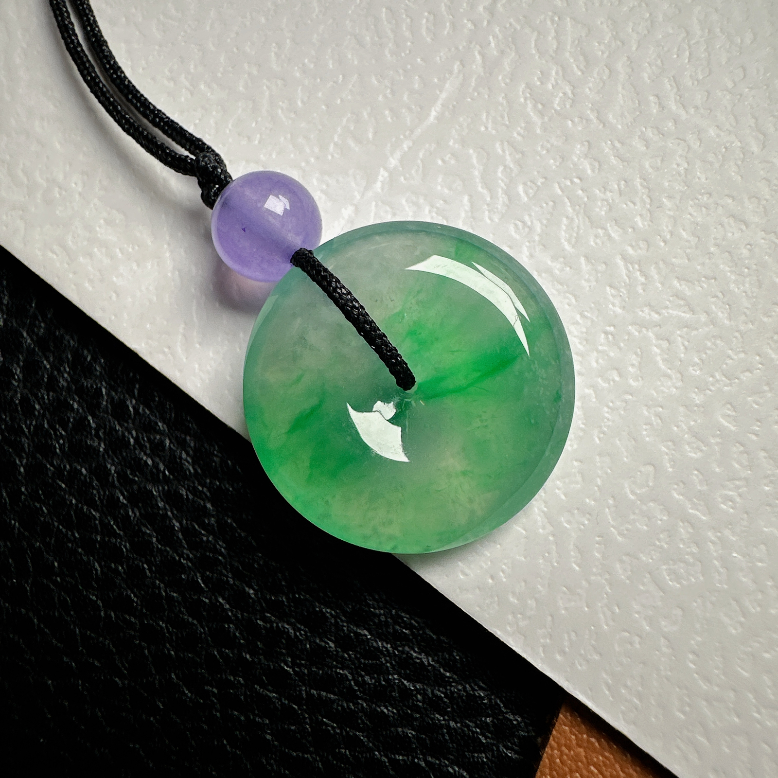 【冰种飘阳绿平安扣】质地细腻，品质很好，冰感十足，胶感明显，收藏品质