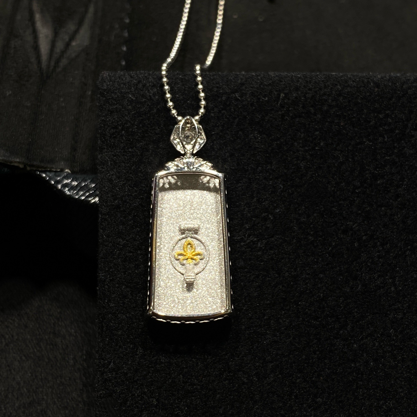 阳绿·无事牌

独一份的满色阳绿方牌，藏着翡翠的盛意