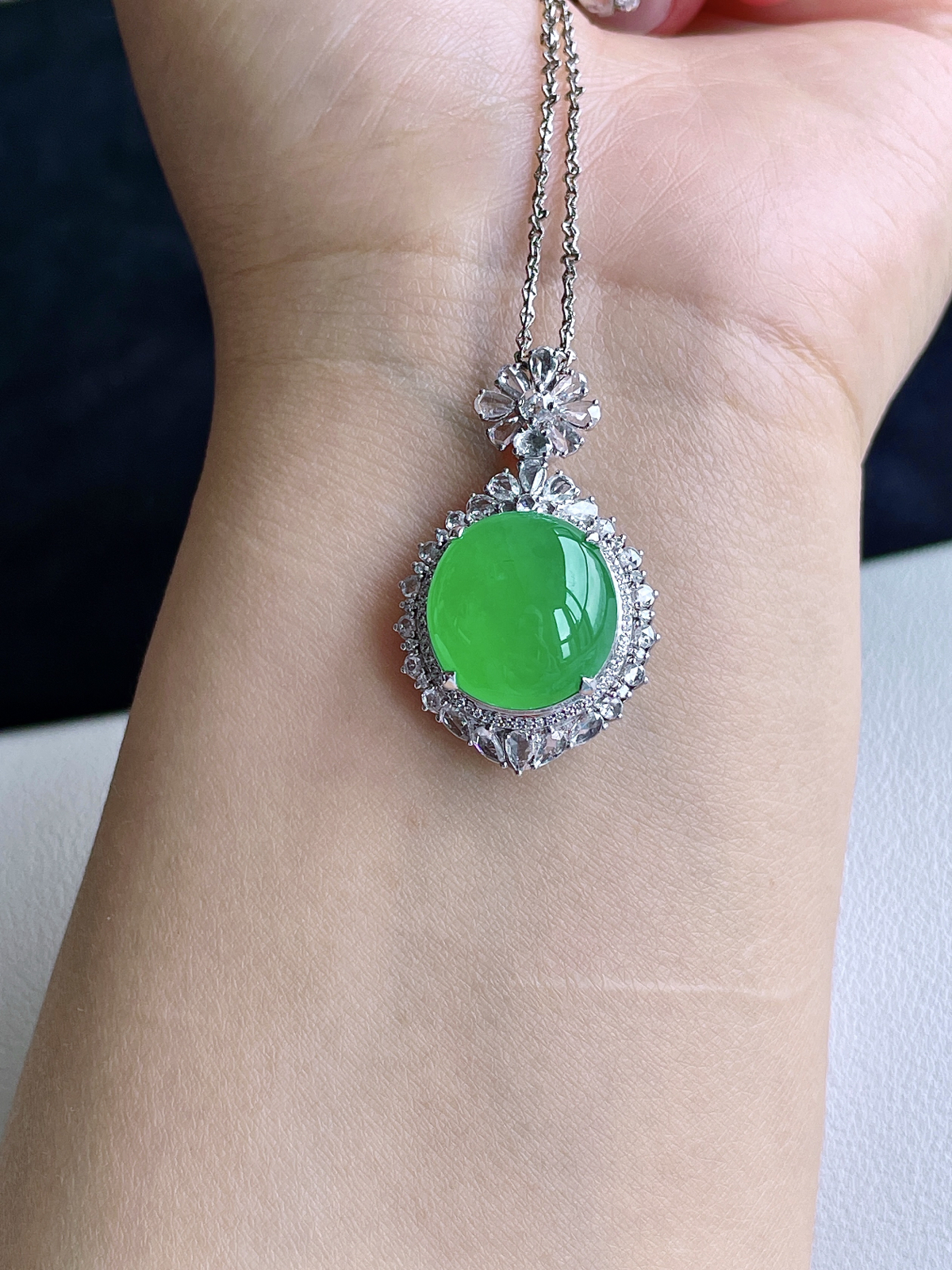 【镶嵌】高冰阳绿大蛋面大鸽子蛋吊坠  
【说明】缅料 18k金镶嵌 性价比高  
【整体】34.8