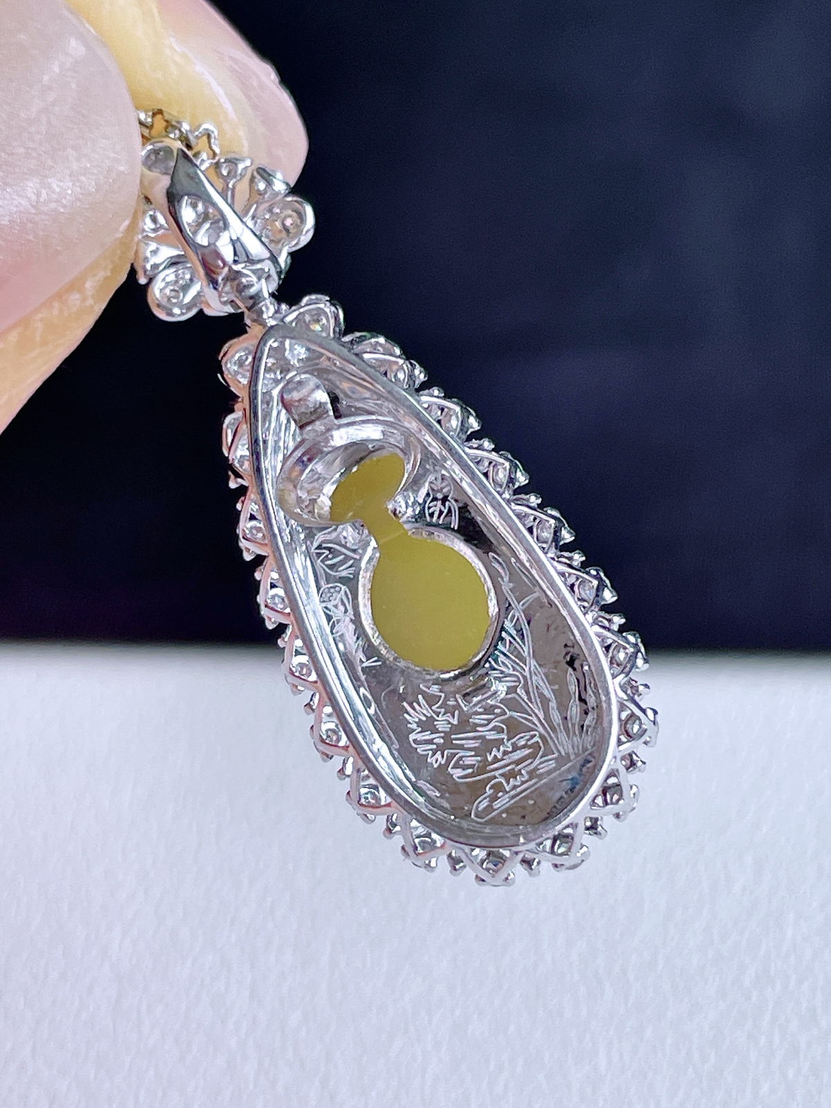 【镶嵌】冰黄翡福瓜吊坠  
【说明】缅料 18k金镶嵌 性价比高  
【整体】29.2-11.7-9
【裸石】18.7-8.5-3.8