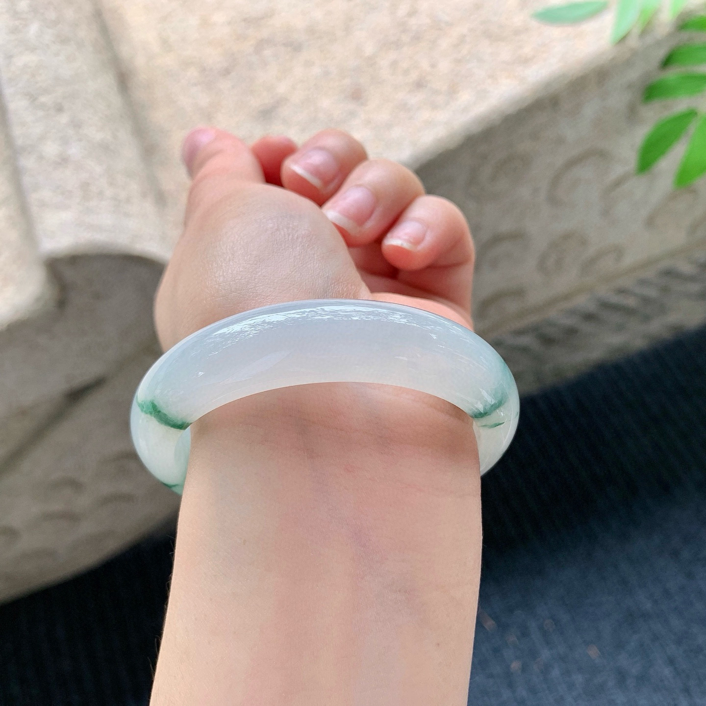 正圈53 54
【圈口】54/13.5/8.1
【描述】糯冰飘花，水润，种老，细腻，无纹裂！