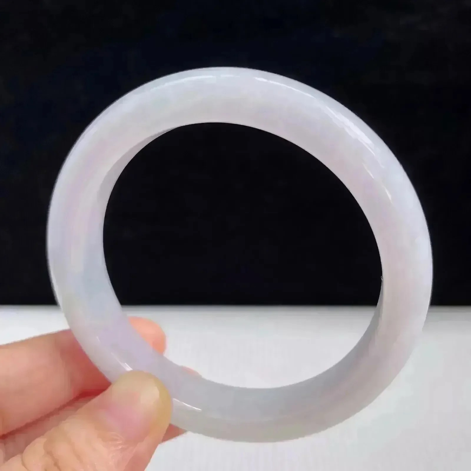 自然光拍摄天然翡翠A货淡紫好种水54mm手镯 47.27克