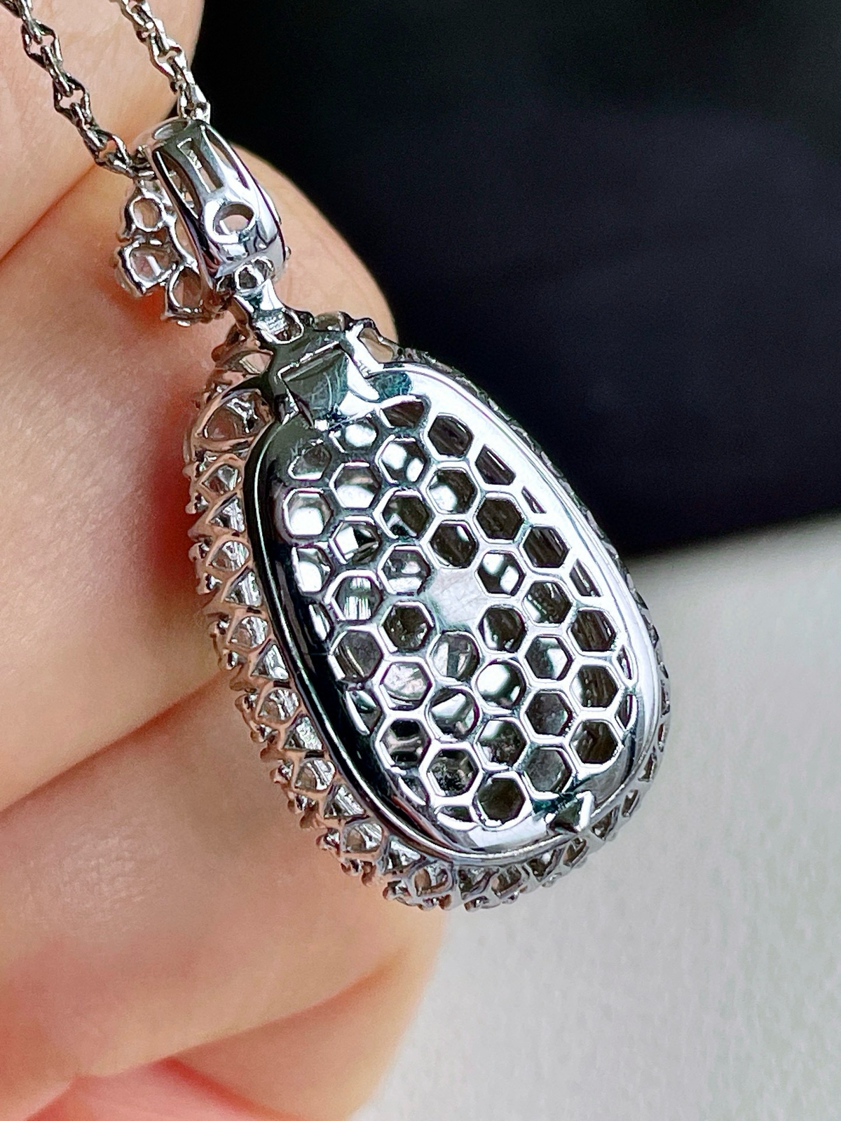 【镶嵌】高冰阳绿如意吊坠  
【说明】缅料 18k金镶嵌 性价比高  
【整体】31.3-15.8-9.7
【裸石】18.2-12-3.4