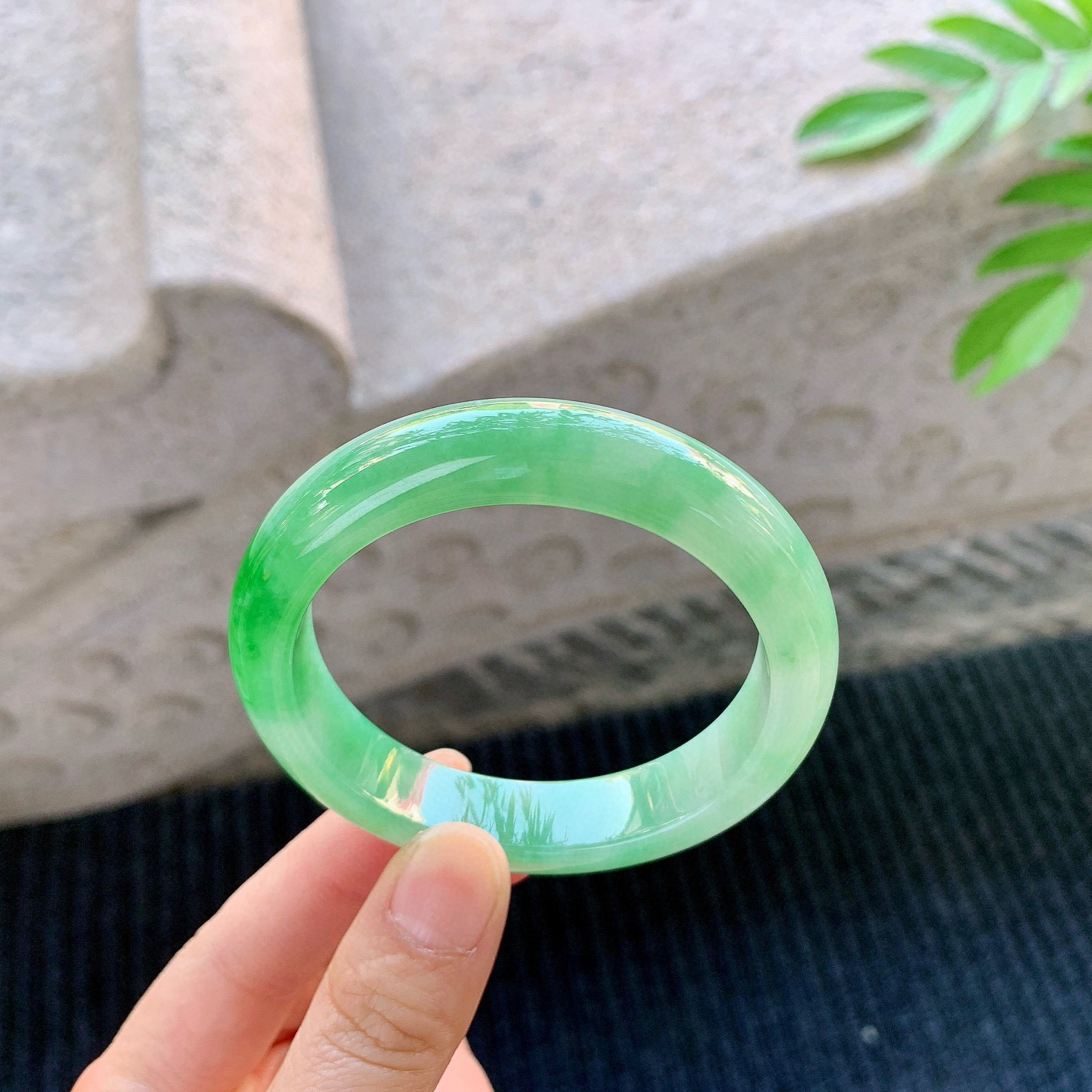 正圈53 54
【圈口】54.7/12.2/8.4
【描述】飘辣绿，水润，种老，细腻，无纹裂！