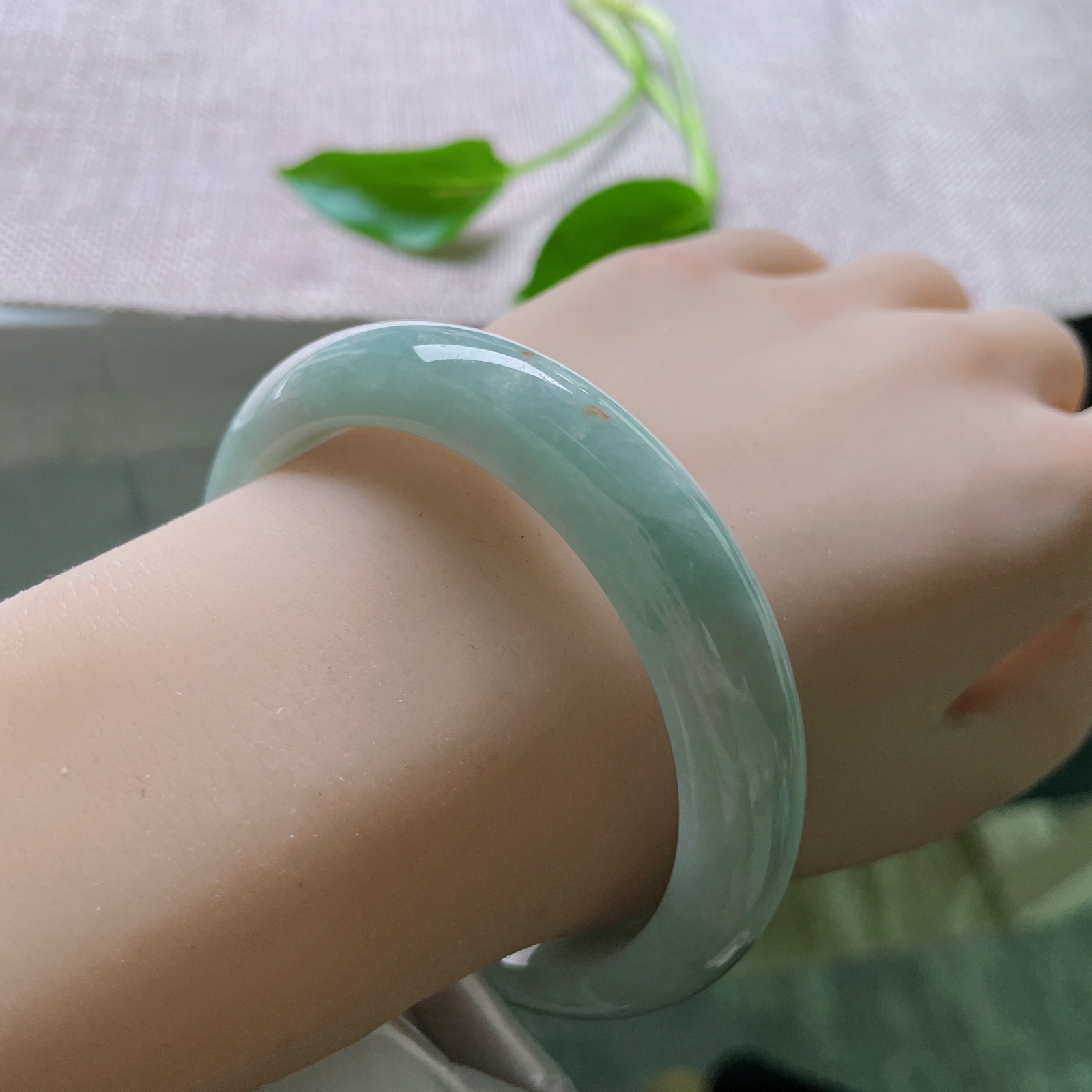 57.5/12.6/8.1，浅绿底正圈，腕间一泓翠，温润自生光。一点小细纹不影响..