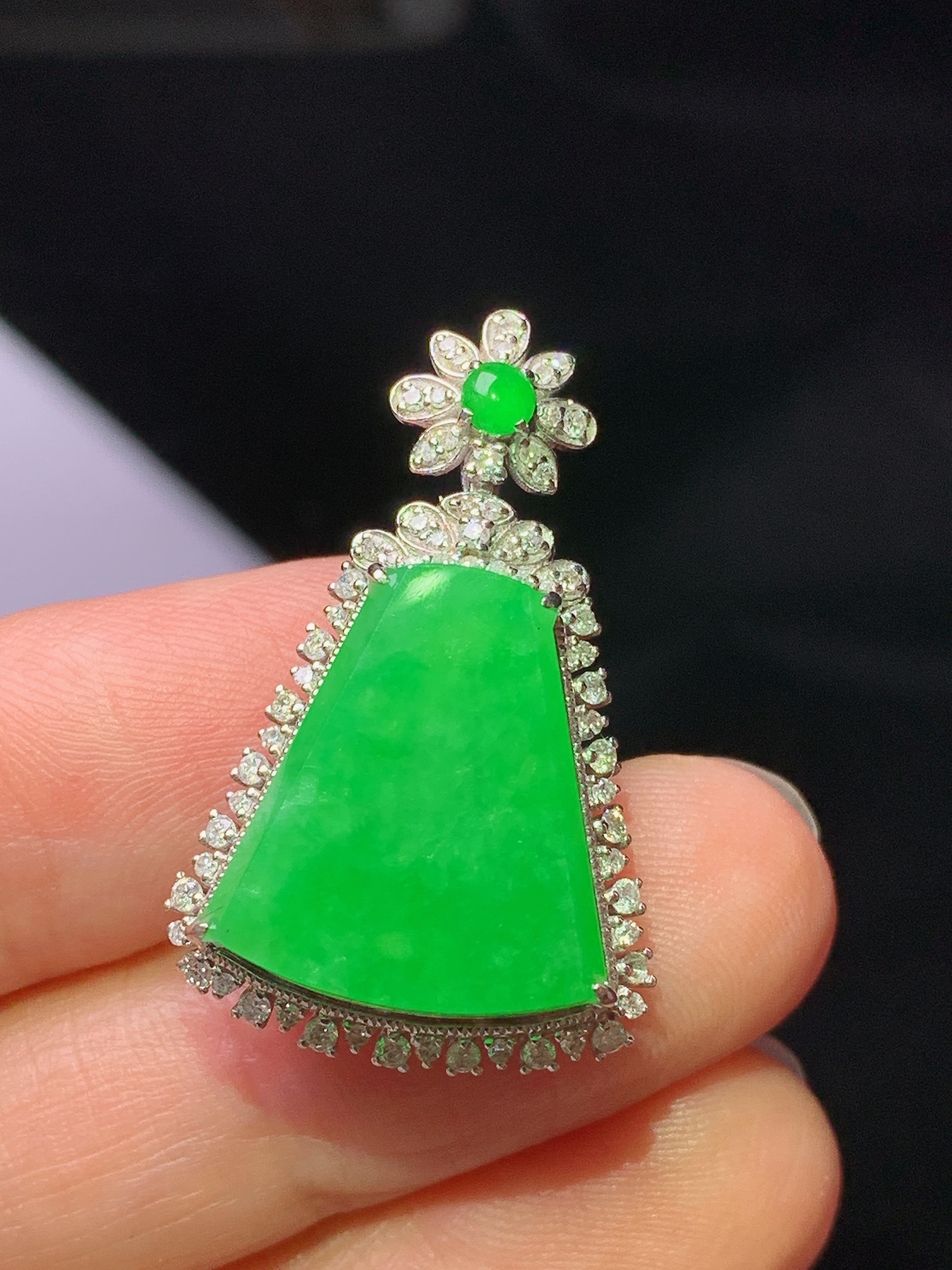 18k金钻镶嵌翠绿无事牌吊坠 玉质细腻 色泽艳丽清新 水润亮眼 整体尺寸29.6*18.6*9.5k1