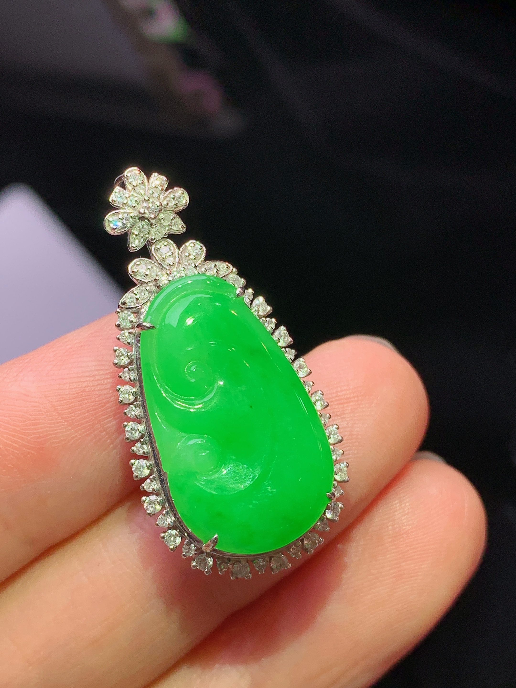 18k金钻镶嵌翠绿如意吊坠 玉质细腻 色泽艳丽清新 水润亮眼 整体尺寸31.8*15.8*9k1