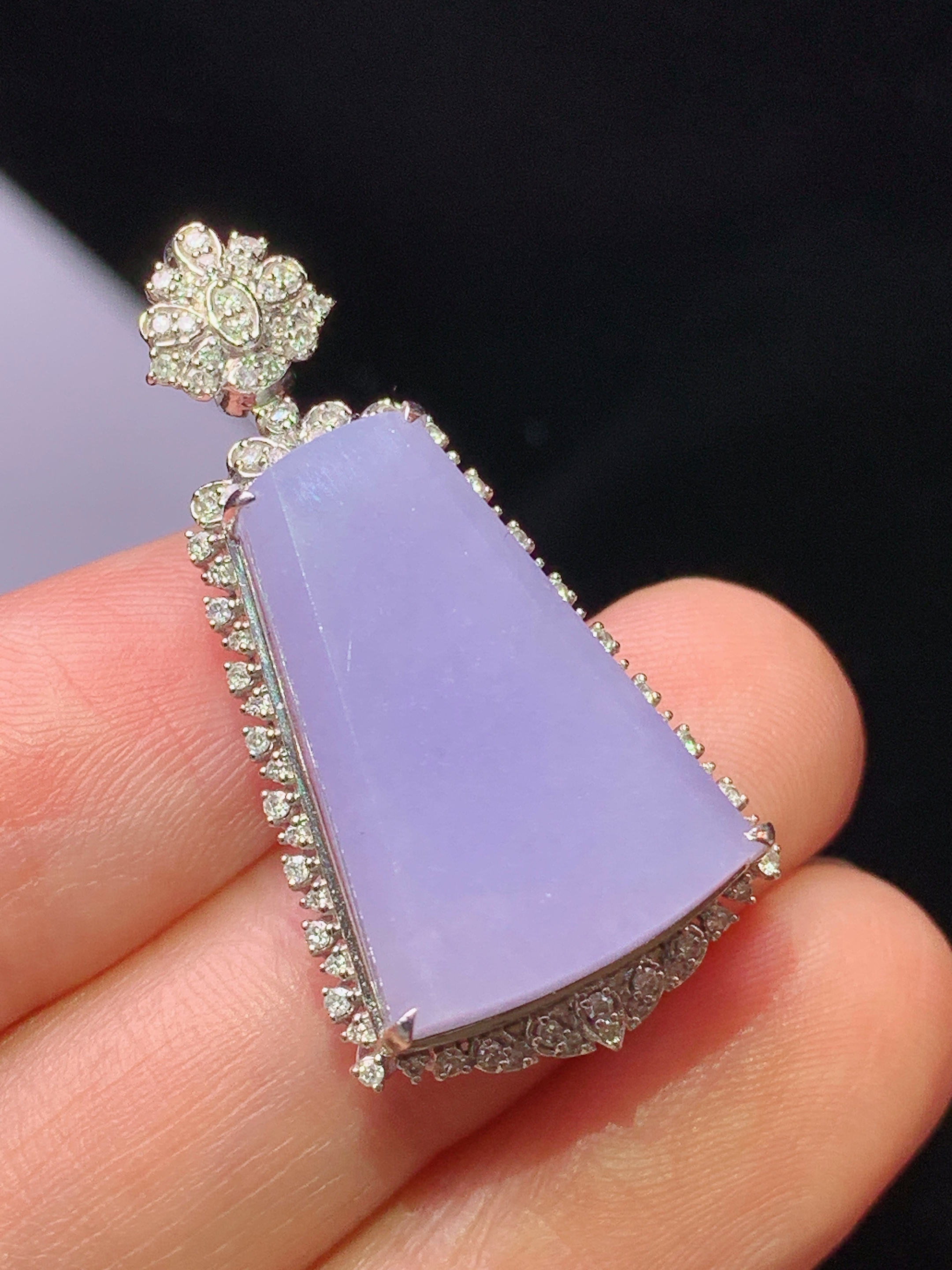 18k金钻镶嵌紫罗兰无事牌吊坠 玉质细腻 色泽艳丽清新 水润亮眼 整体尺寸33.3*17.2*10y