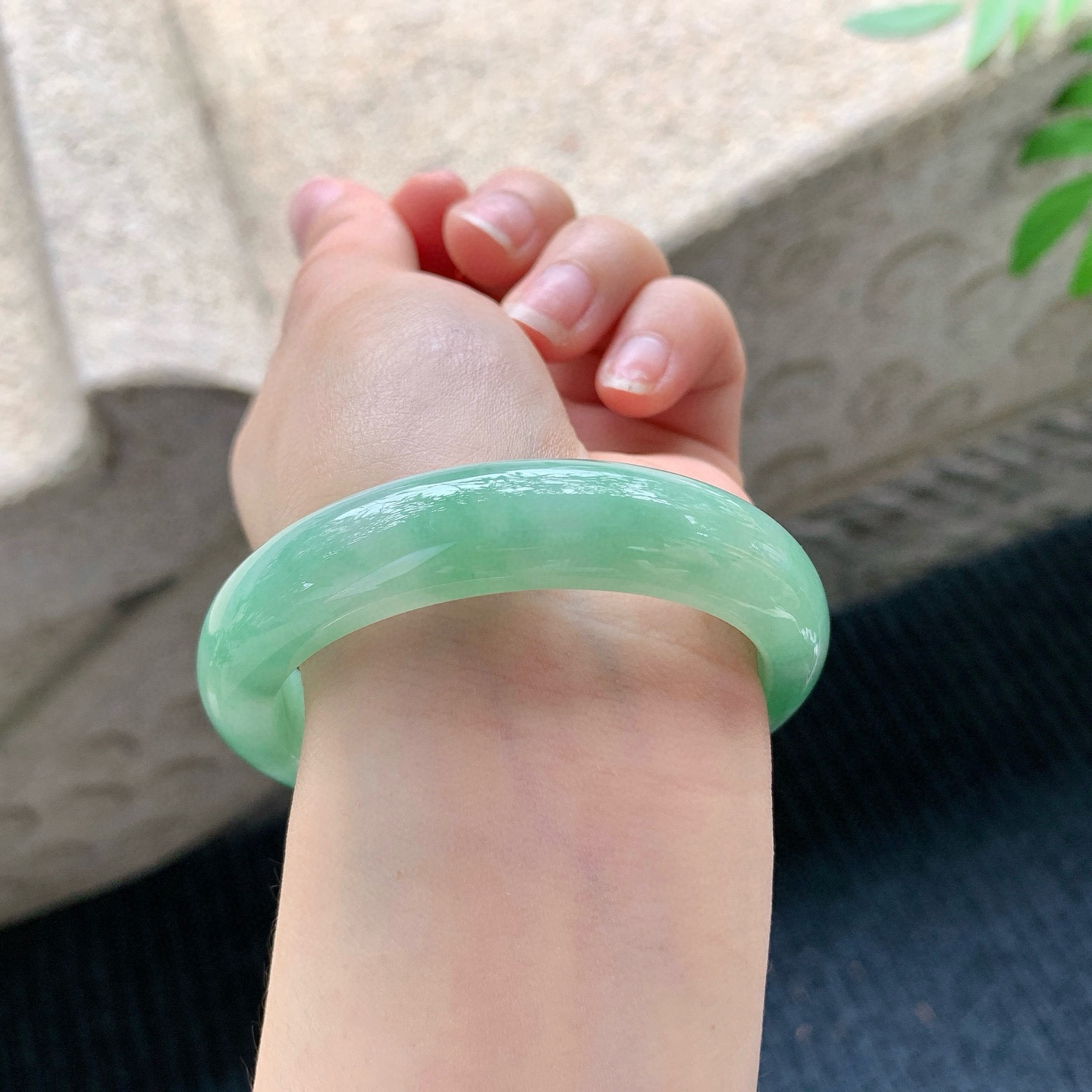 正圈53 54
【圈口】54/12.5/8.3
【描述】冰糯辣绿，水润，种老，细腻，无纹裂！