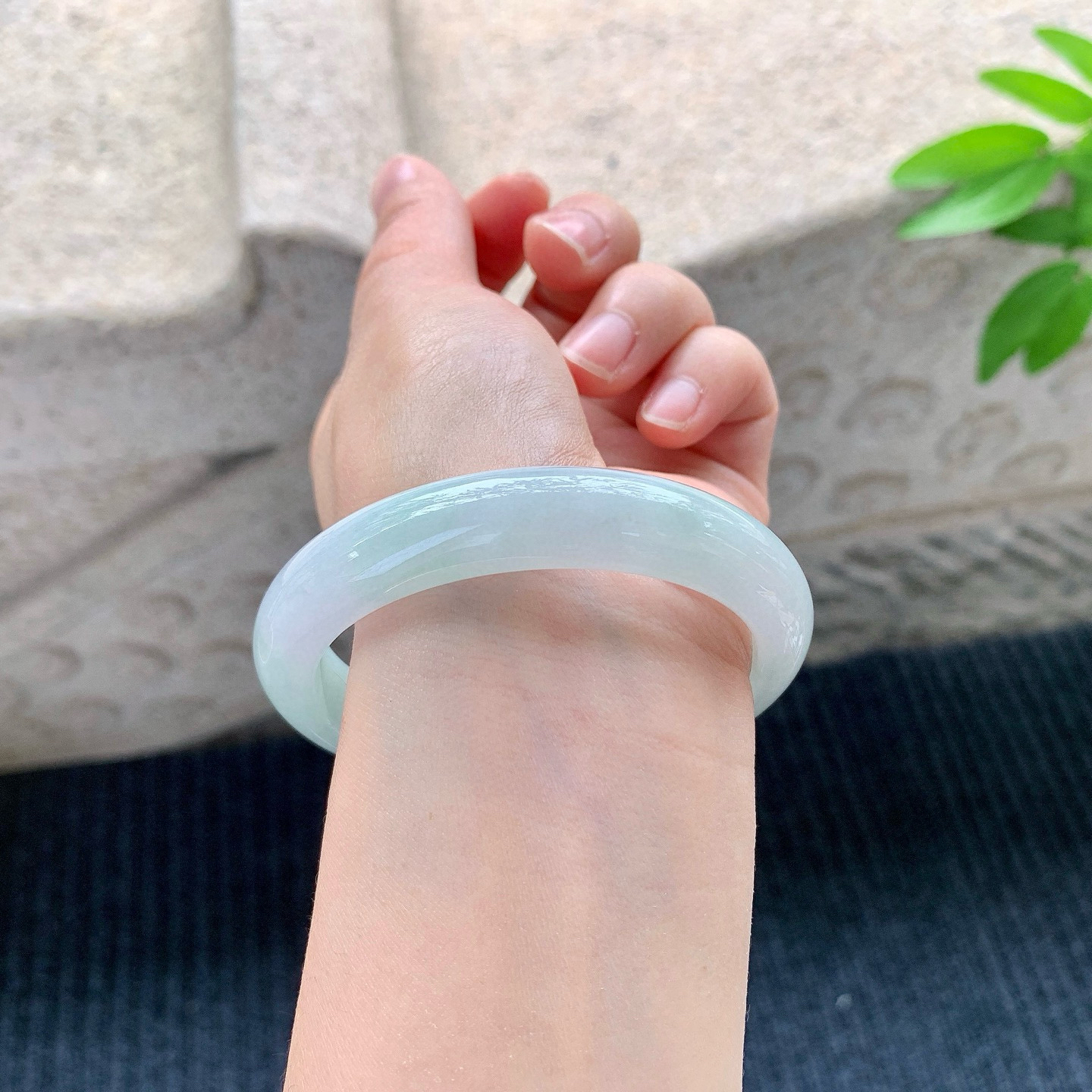 正圈56 57
【圈口】57/12/7.8
【描述】糯冰淡椿彩，水润，种老，细腻，无裂纹！