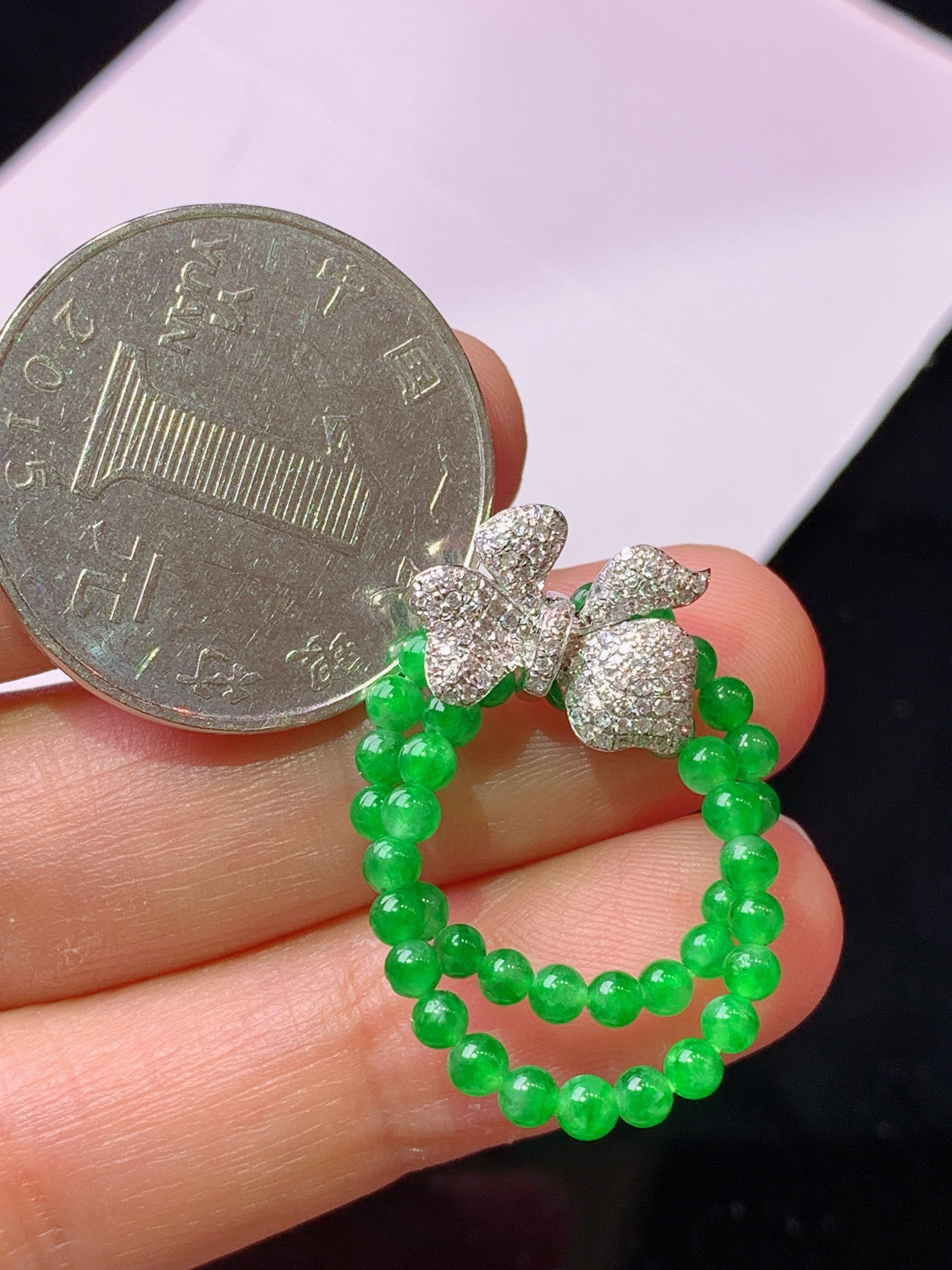 18k金钻镶嵌满绿圆珠戒指 玉质细腻 色泽艳丽清新 水润亮眼 整体尺寸14.8*9.8*2m5