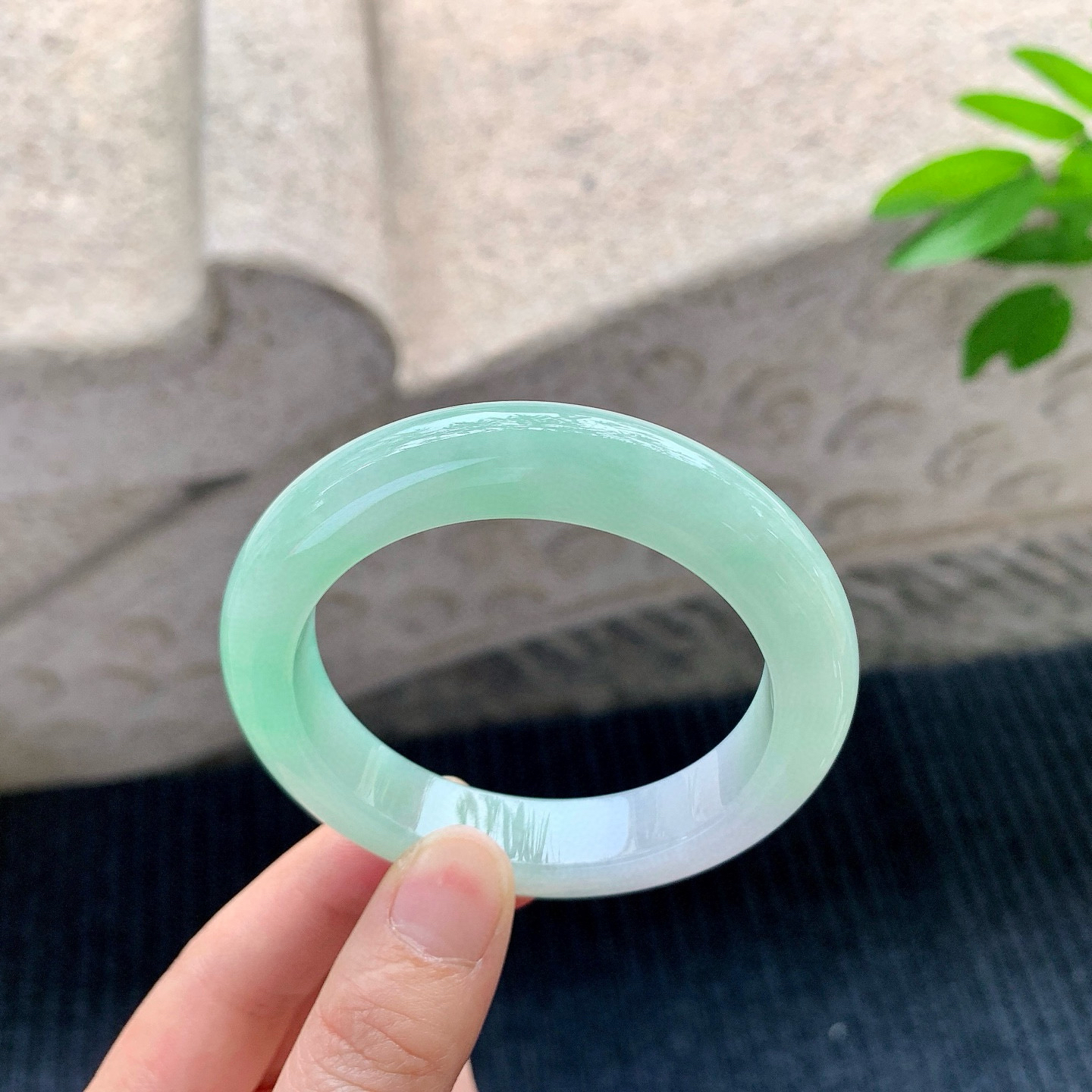 正圈51 52
【圈口】52.9/11.4/9.3
【描述】糯冰果绿，水润，种老，细腻，无纹裂！