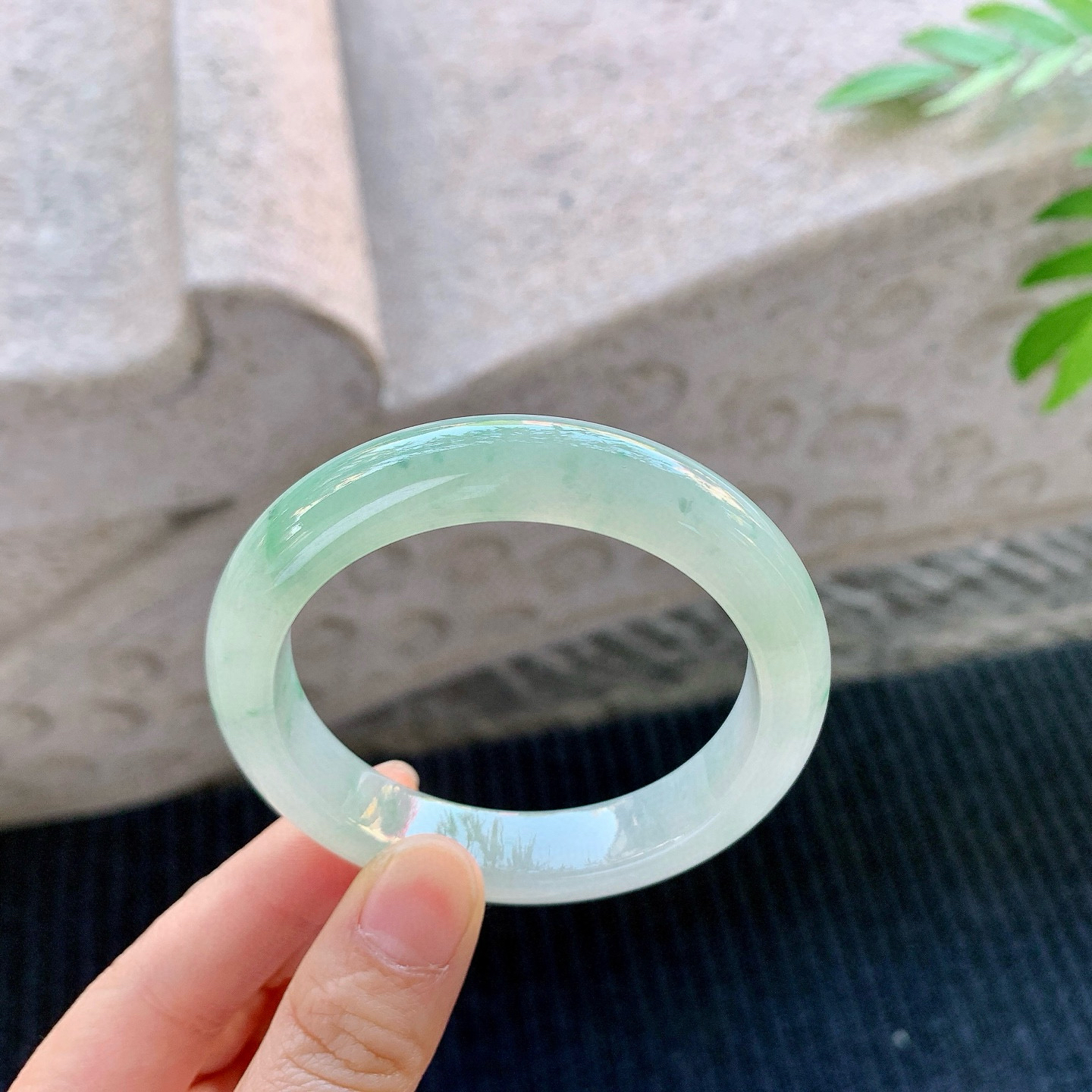 正圈53 54
【圈口】54/11.5/8.5
【描述】冰糯飘绿，水润，种老，细腻，无纹裂！