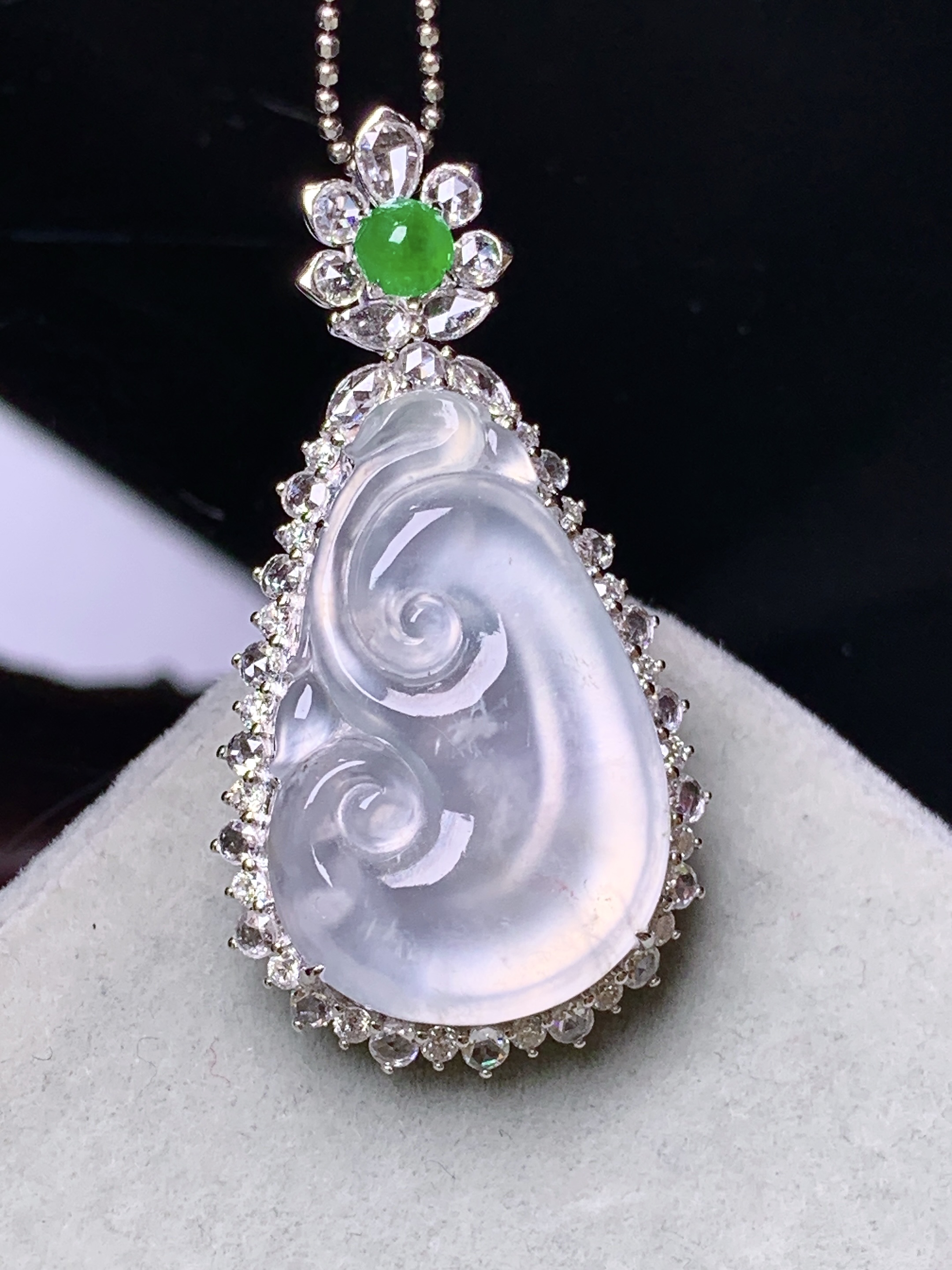 18k金钻镶嵌吊坠 玉质细腻 色泽艳丽清新 水润亮眼 整体尺寸38.8*20.2*8.5m5