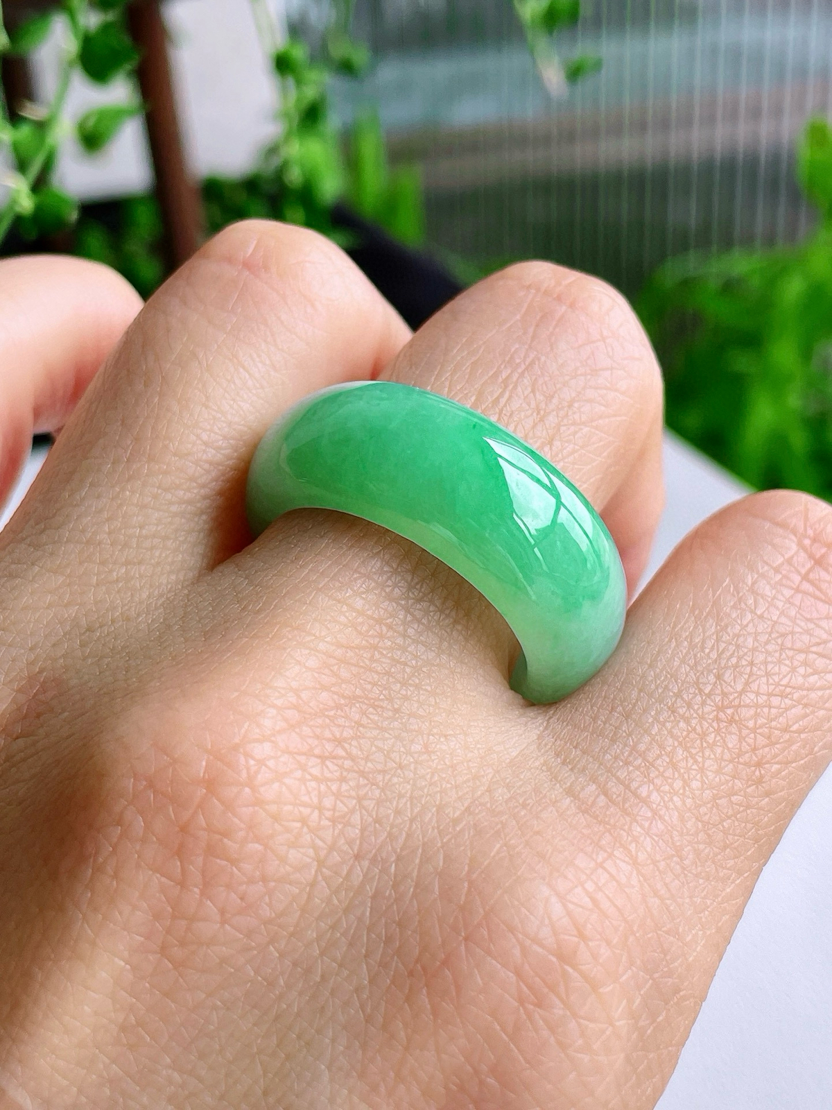 【裸石】冰甜绿戒圈指环
【说明】缅料 性价比高  
【尺寸】10.8-5
【圈口】26号