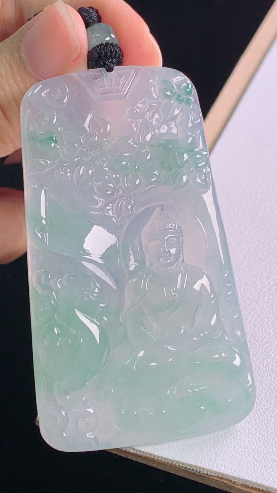 冰飘花大日如来
花色灵动，水润清爽
尺寸:74.0-65.7-38.4-5.2mm