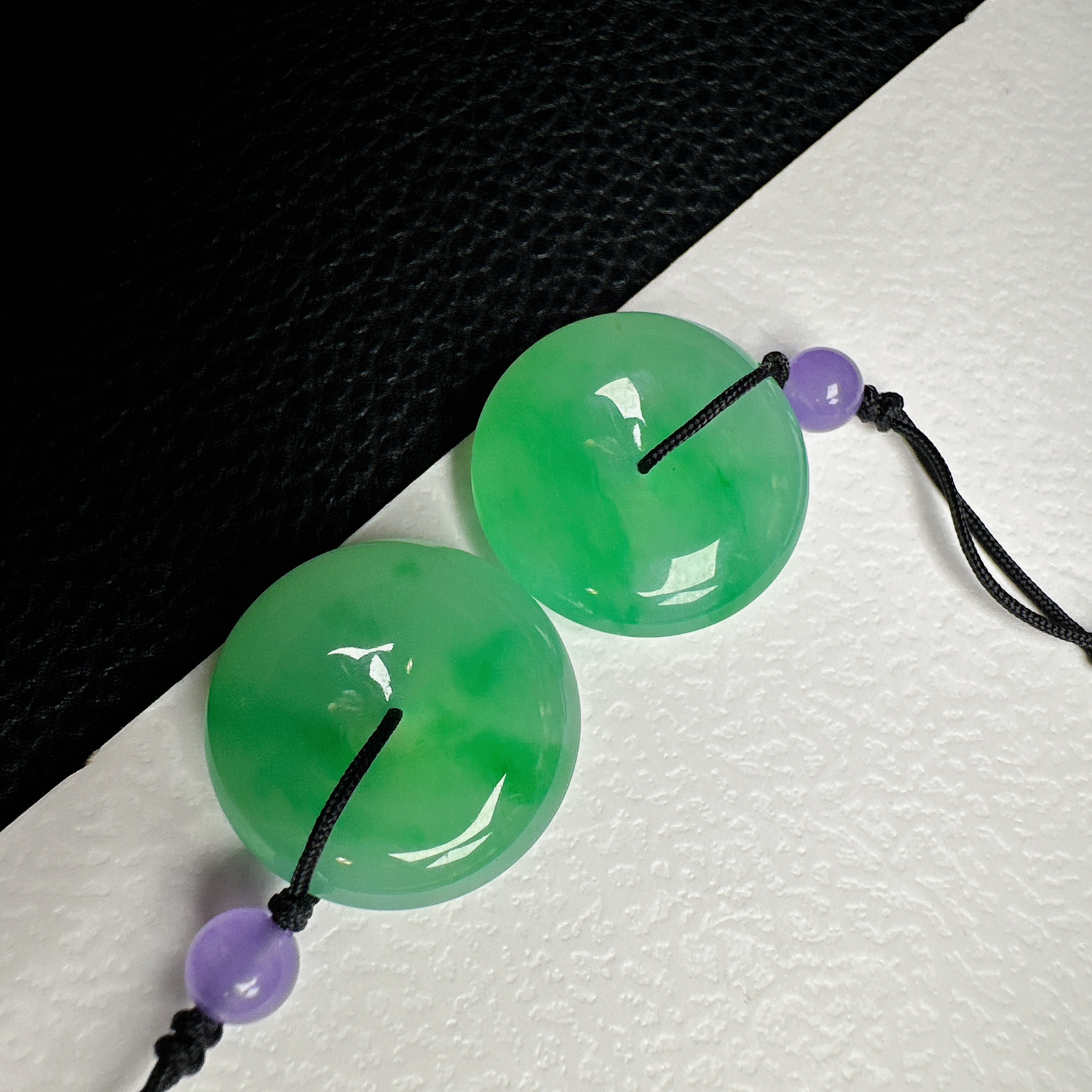 【冰种阳绿平安扣一对】质地非常细腻干净，冰润十足，种老冰透，收藏品质