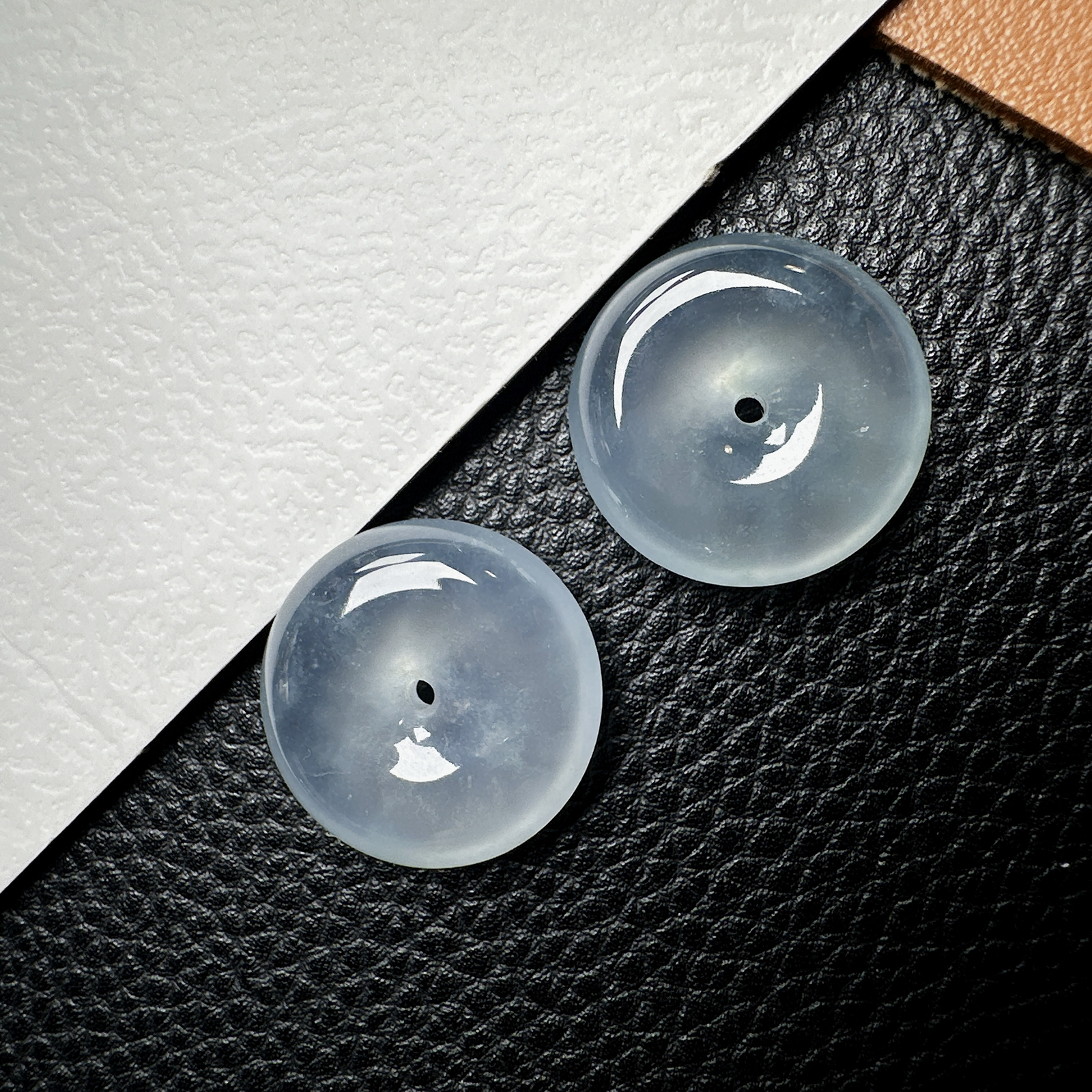 【冰种平安扣一对】质地细腻冰润，品质很好，冰感十足，胶感明显，收藏品质。