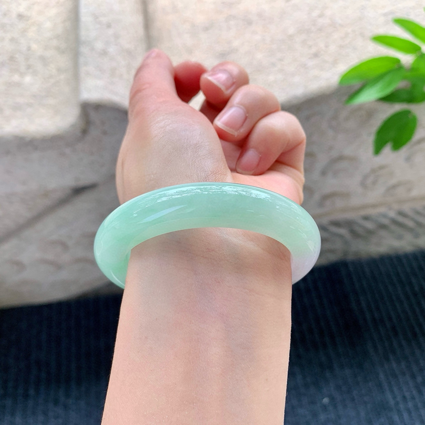 正圈51 52
【圈口】52.9/11.4/9.3
【描述】糯冰果绿，水润，种老，细腻，无纹裂！