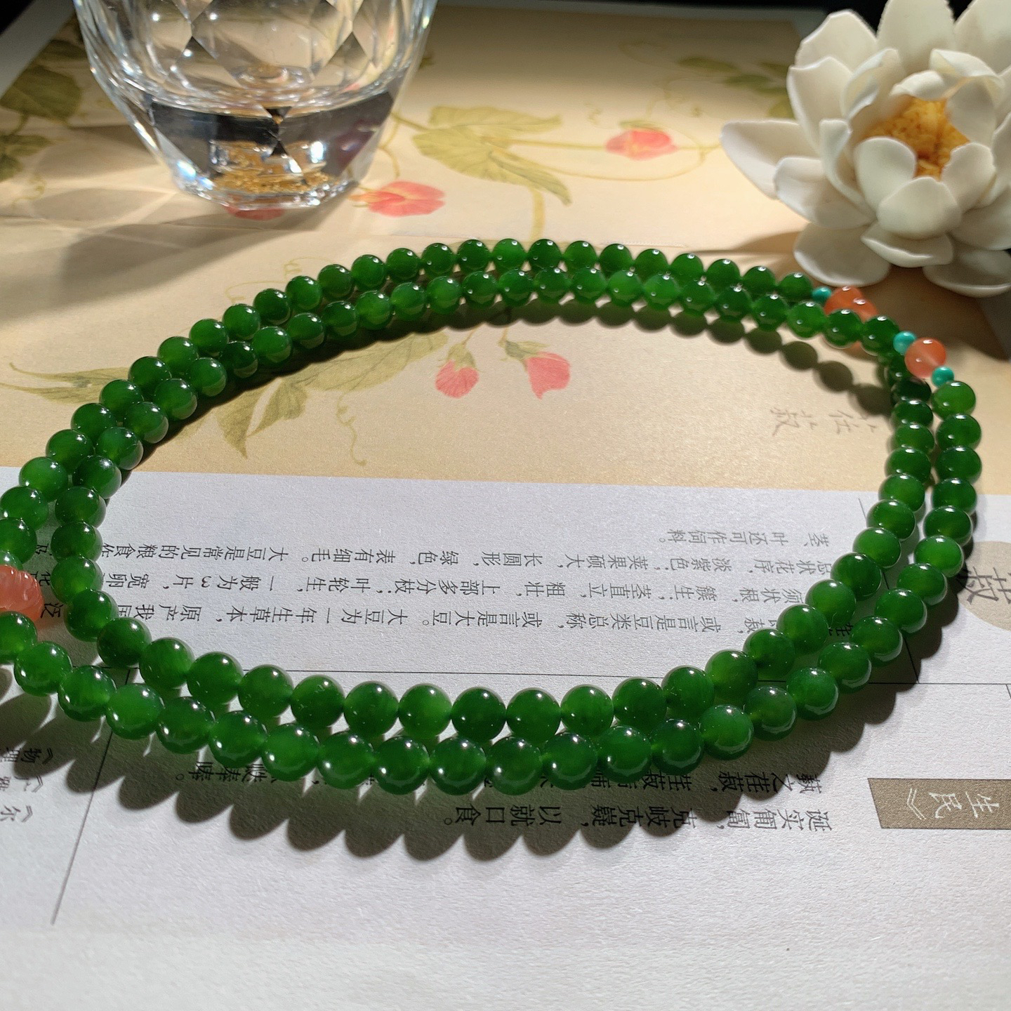 和田玉阳绿俄罗斯碧玉108佛珠项链。单颗尺寸6！玉质细腻油润 底色纯净 脂粉好，品质好。lt260402