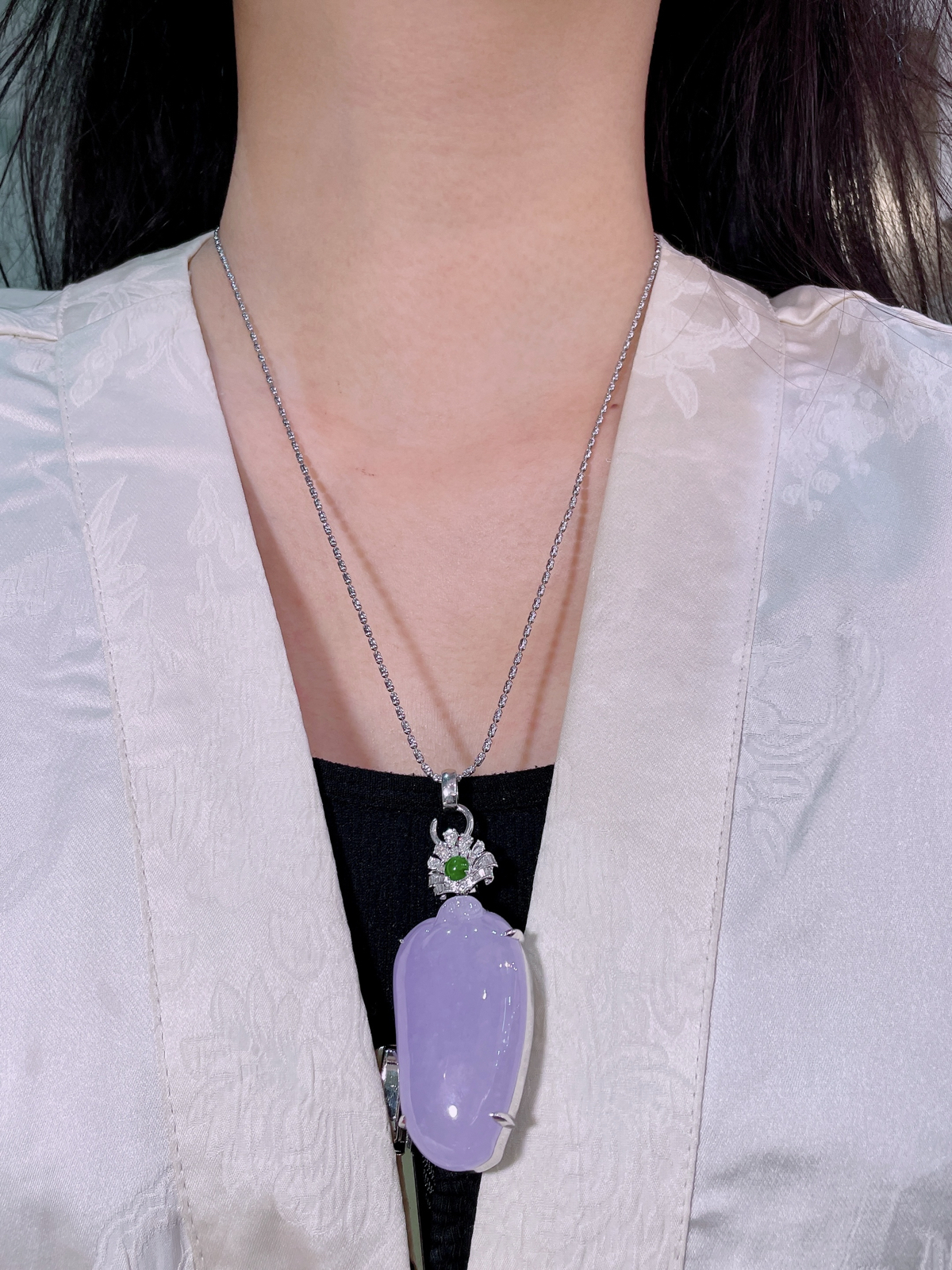 天然缅甸翡翠A货
紫罗兰福瓜吊坠
18k金镶嵌钻石 
细腻水灵 实拍接近