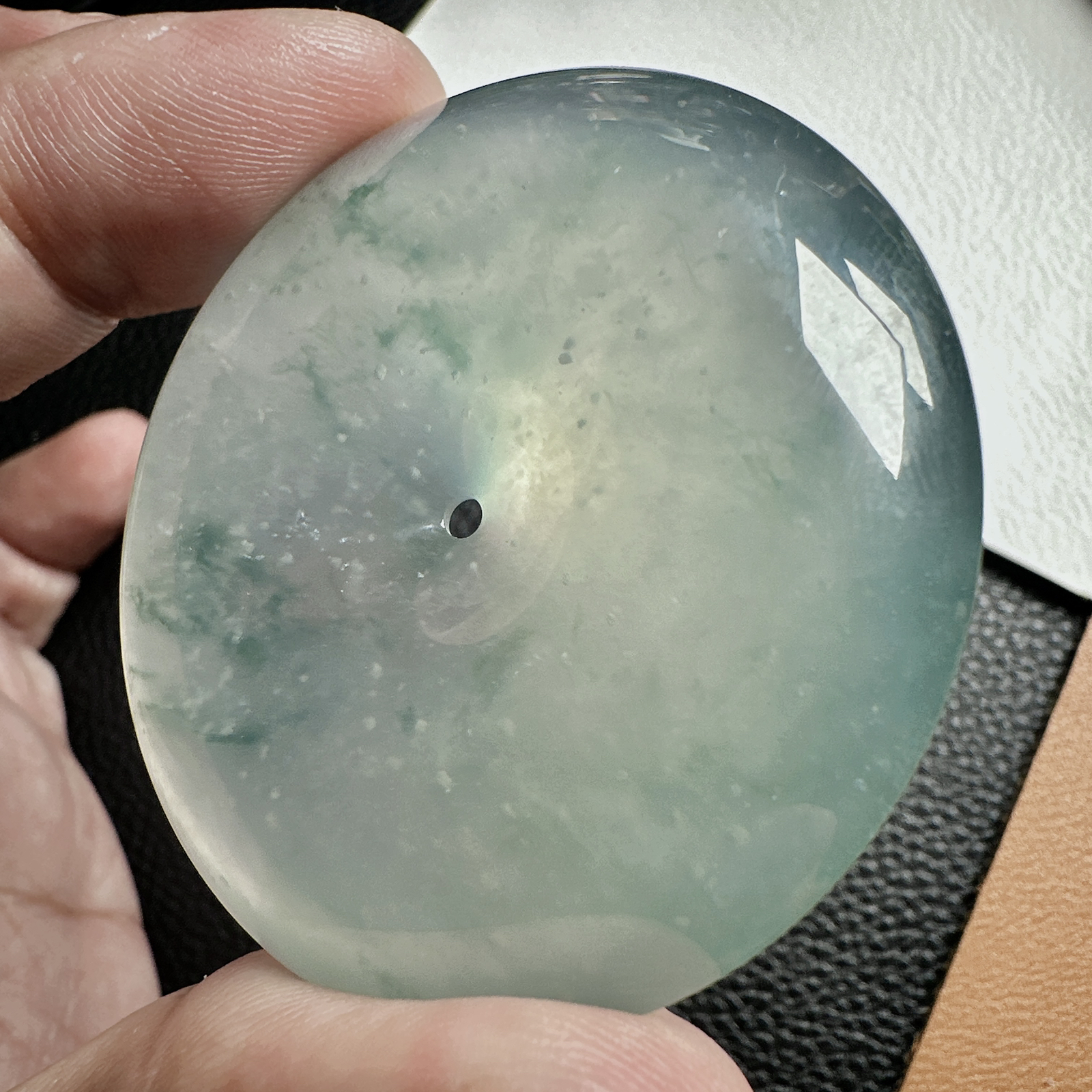 【冰种飘花巨无霸大扣】质地细腻，冰润十足，种老冰透，荧光闪耀，收藏品质。