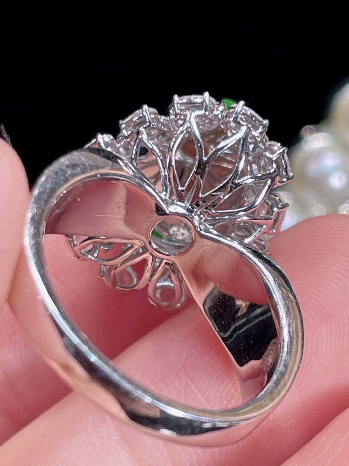 天然缅甸翡翠A货
满绿葫芦戒指
18k金镶嵌钻石 
细腻水灵 实拍接近