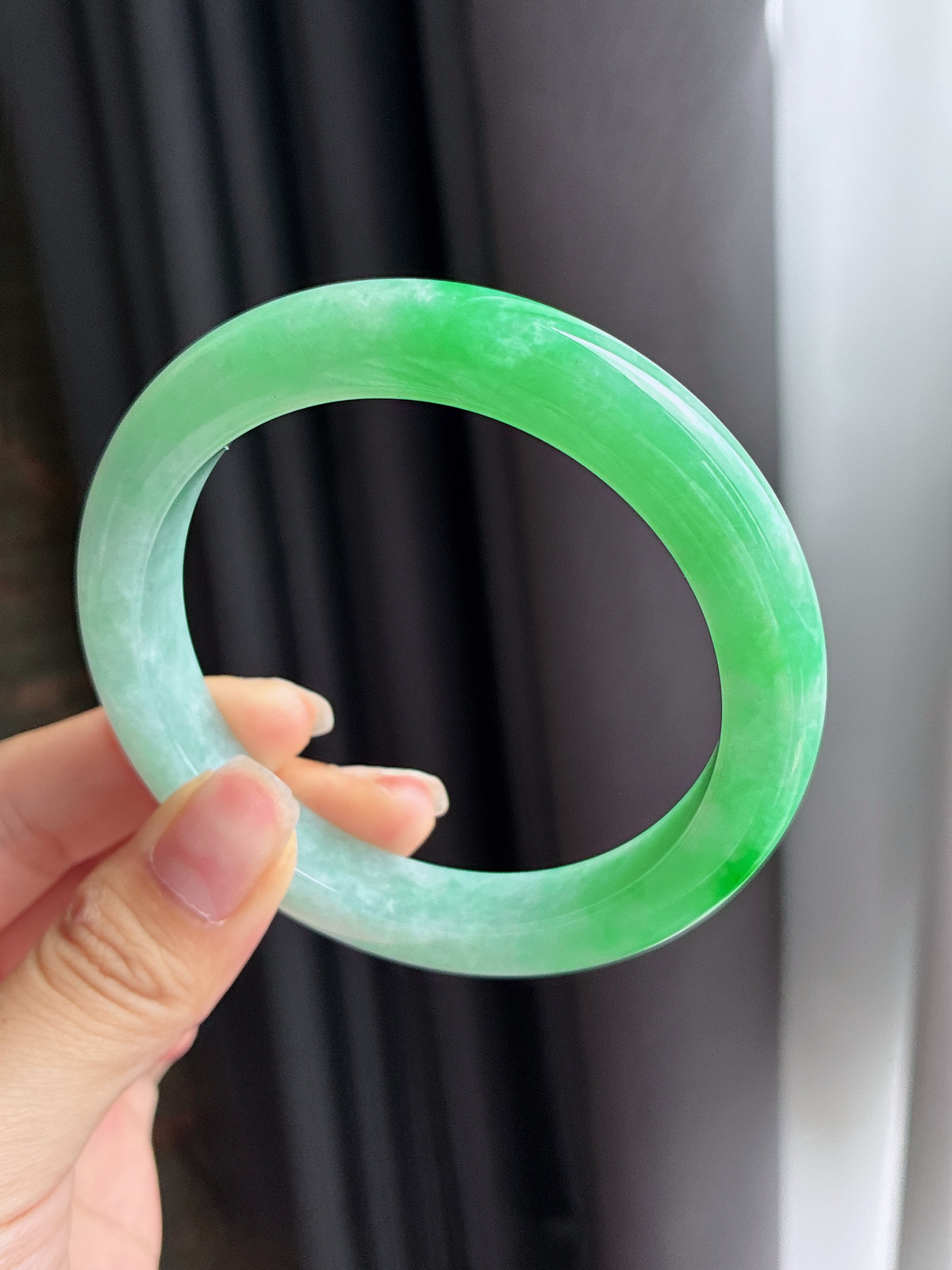 大圈口飘阳绿手镯 正圈 64.2-12-9.8 翠色欲滴 清新自然 秀气大方
