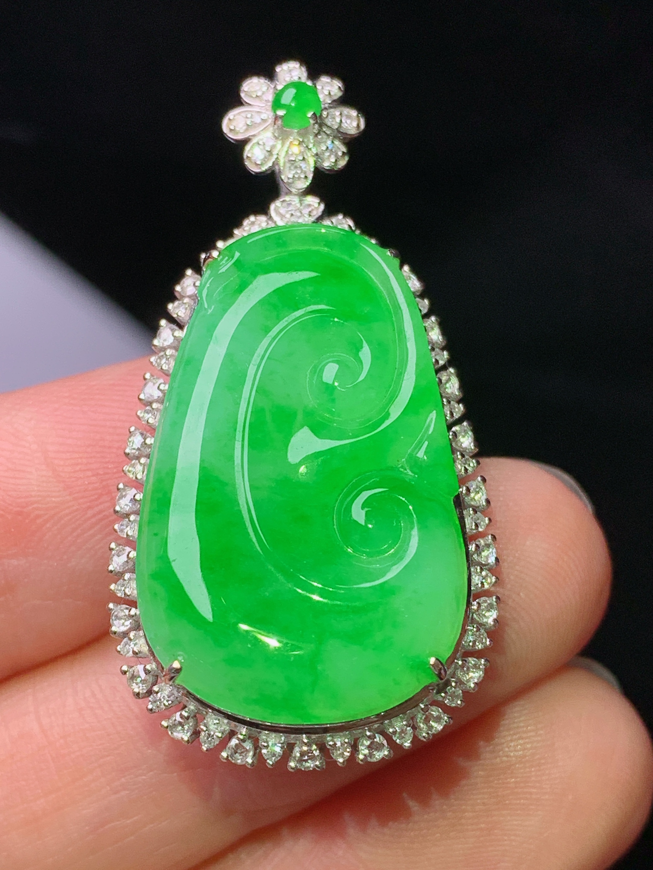 18k金钻镶嵌翠绿如意吊坠 玉质细腻 色泽艳丽清新 水润亮眼 整体尺寸38*19.2*9.3k1