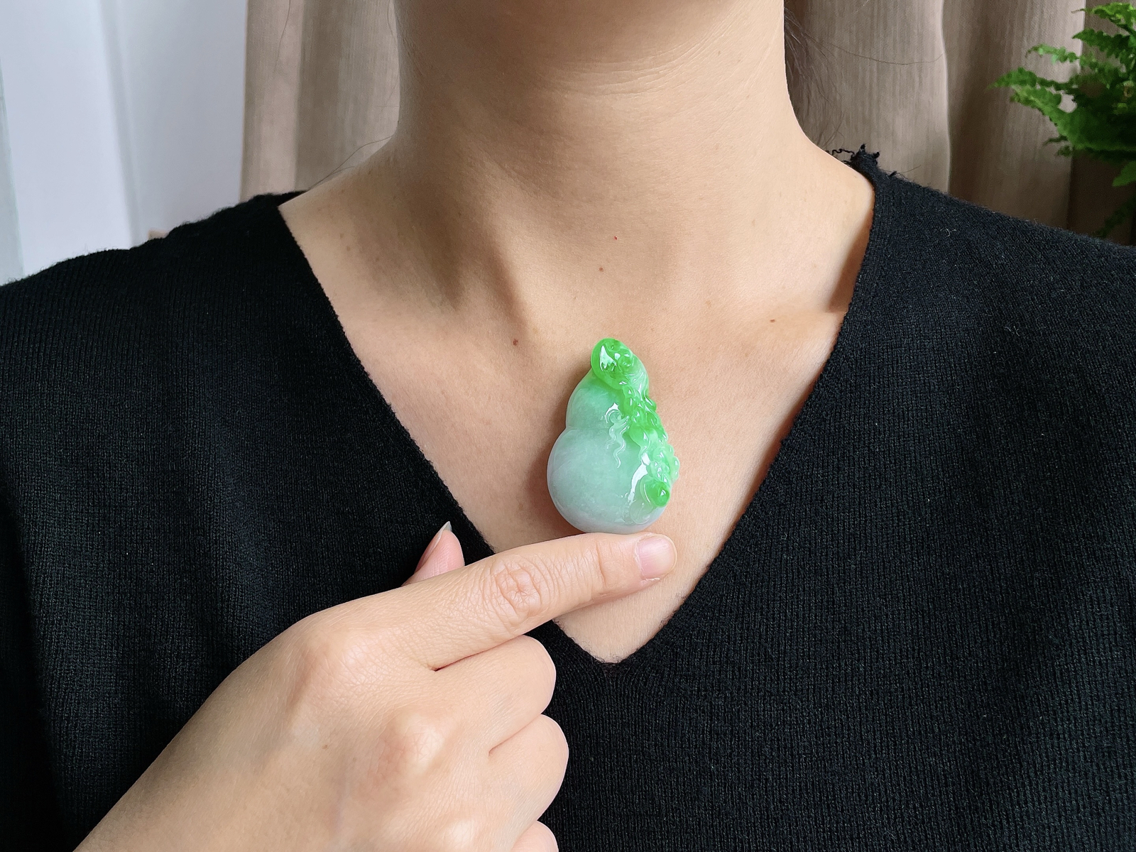 【裸石】冰飘阳绿葫芦吊坠
【说明】缅料 性价比高  
【尺寸】52-32.6-11.4