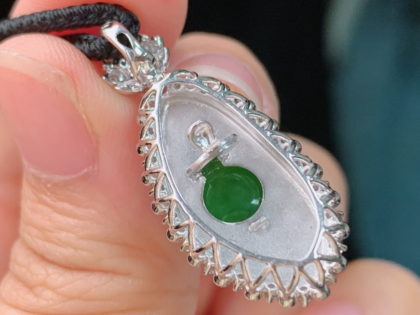 辣绿四季豆吊坠，18K重金镶嵌
种色兼备，水润细腻，
尺寸:29.7-13.4-9.2/裸石20.3-9.8-4.2mm 1